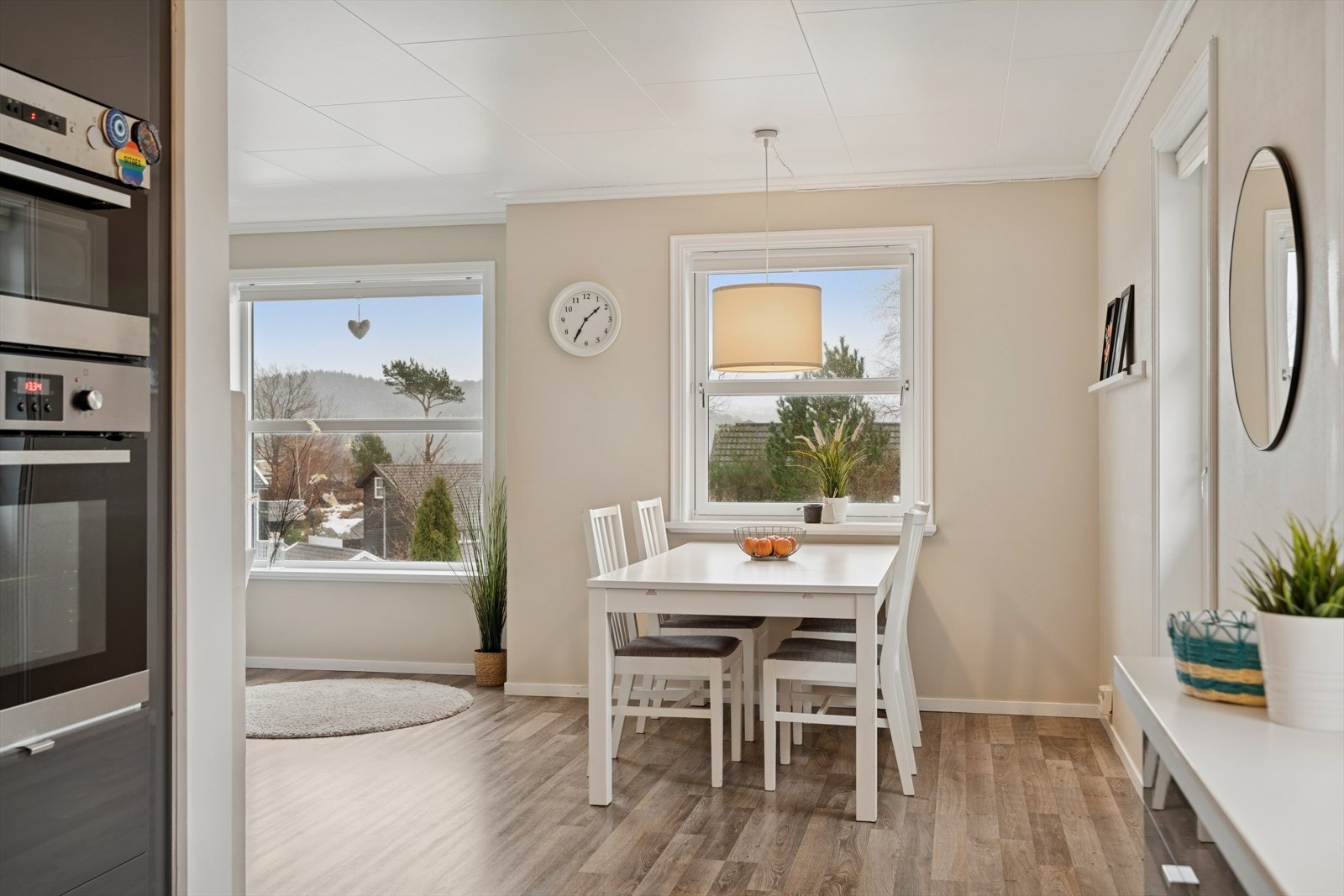 Kjøkkenet er innredet slik at matlagingen forenes med sosialt samvær. Galleribilde