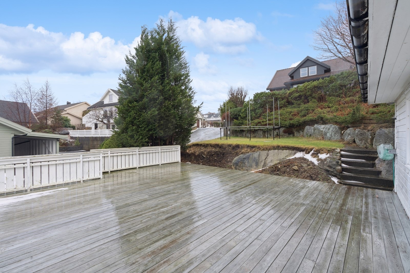 Fra stuen er det utgang til stor og solrik terrasse. Galleribilde