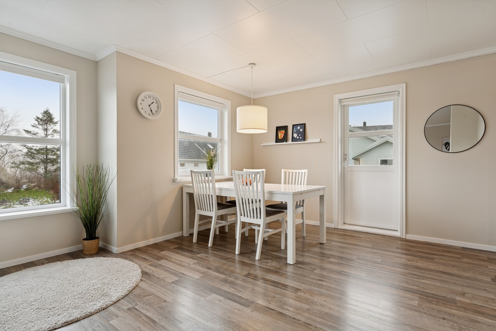 Spisestue - Familiens samlingspunkt, her nytes gode måltider. Utgang til terrasse. Galleribilde