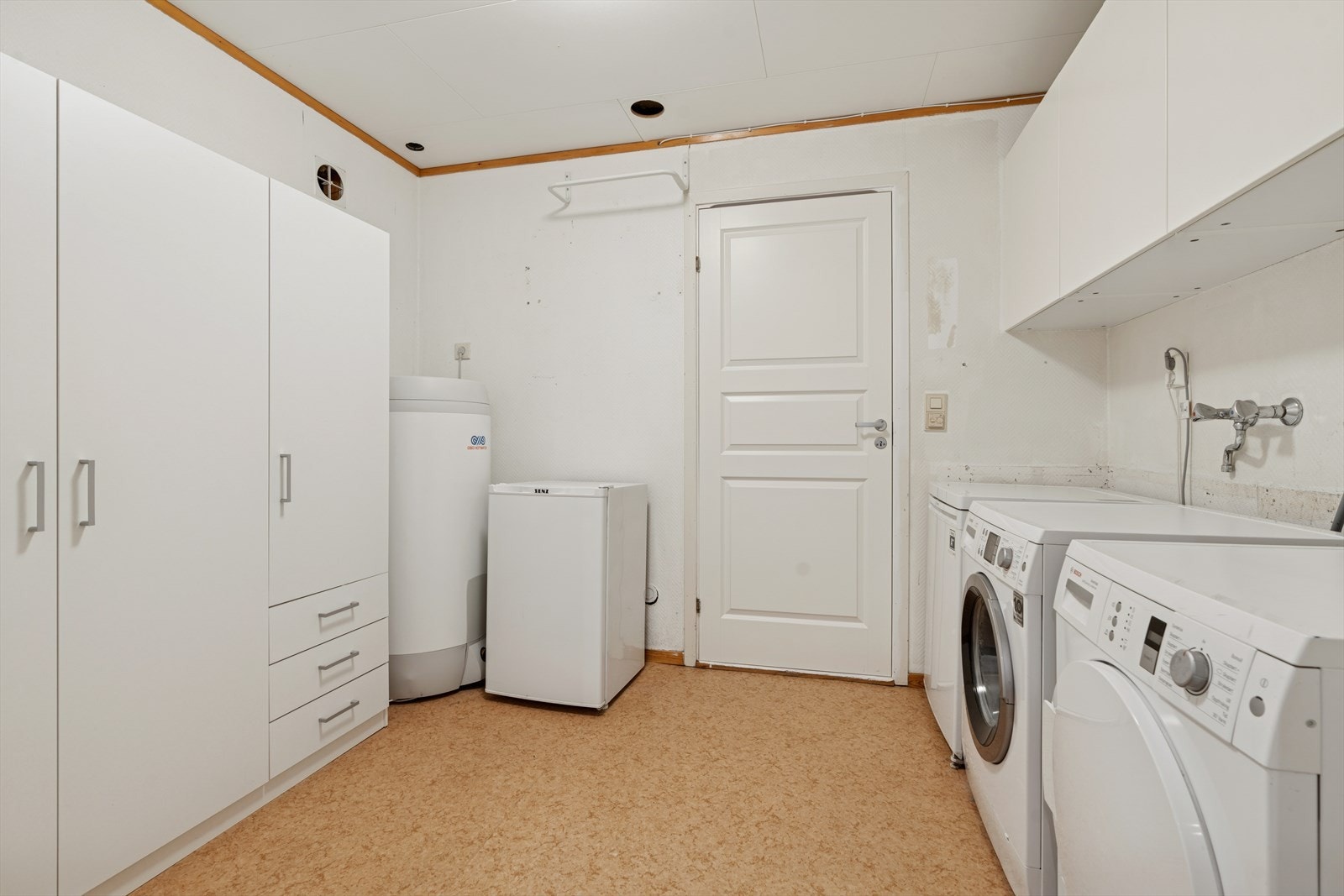 Vaskerom (antatt fra byggeår). Belegg på gulv og strietapet på vegger. Rommet har opplegg for vaskemaskin og vask. Det er ventil i vegg. Godt med skapplass. Galleribilde