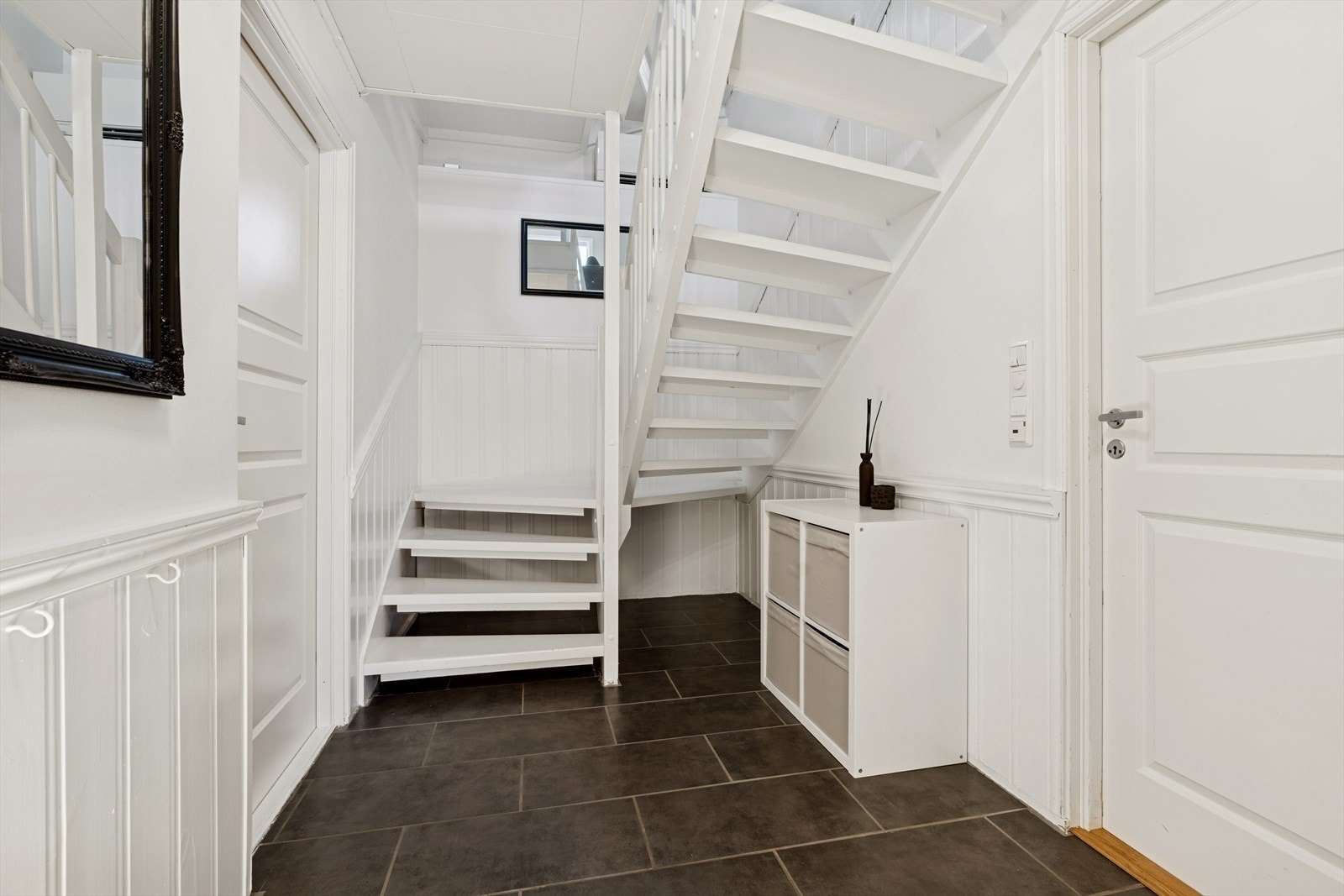 Trivelig vindfang og gang som ønsker deg velkommen inn. Varmepumpe i trappeoppgang. Galleribilde