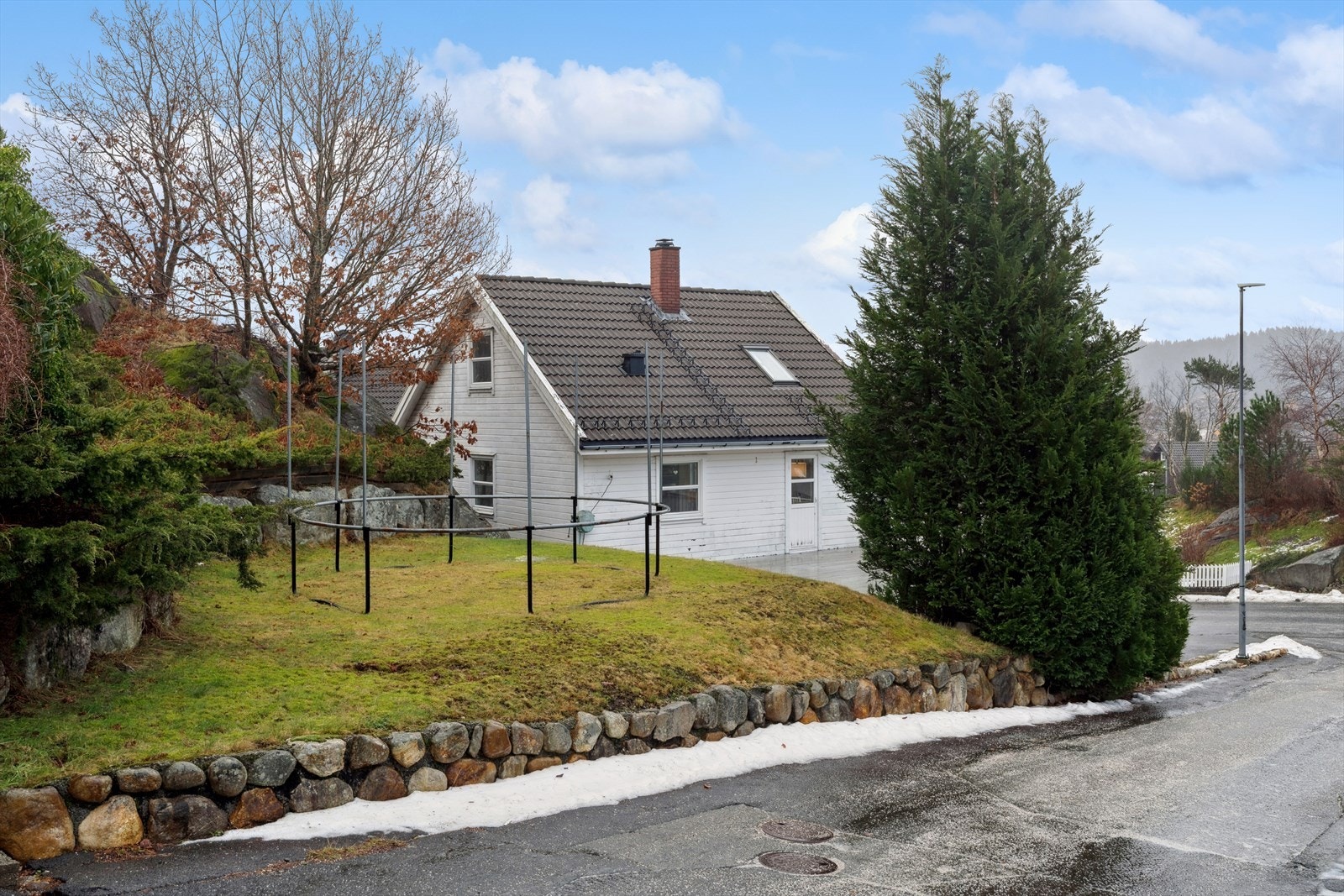 Bak boligen er det bratt fjellskråning. Solrik hage, boltreplass for både store og små. Galleribilde