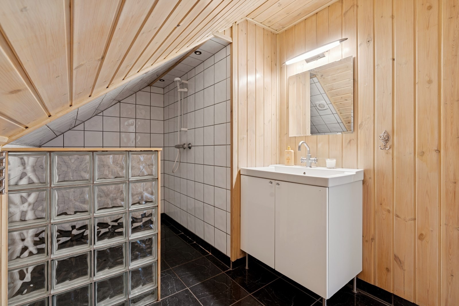 Bad (alder på våtrommet er ikke kjent). Fliser på gulv og flis/panel på vegg/himling. Galleribilde