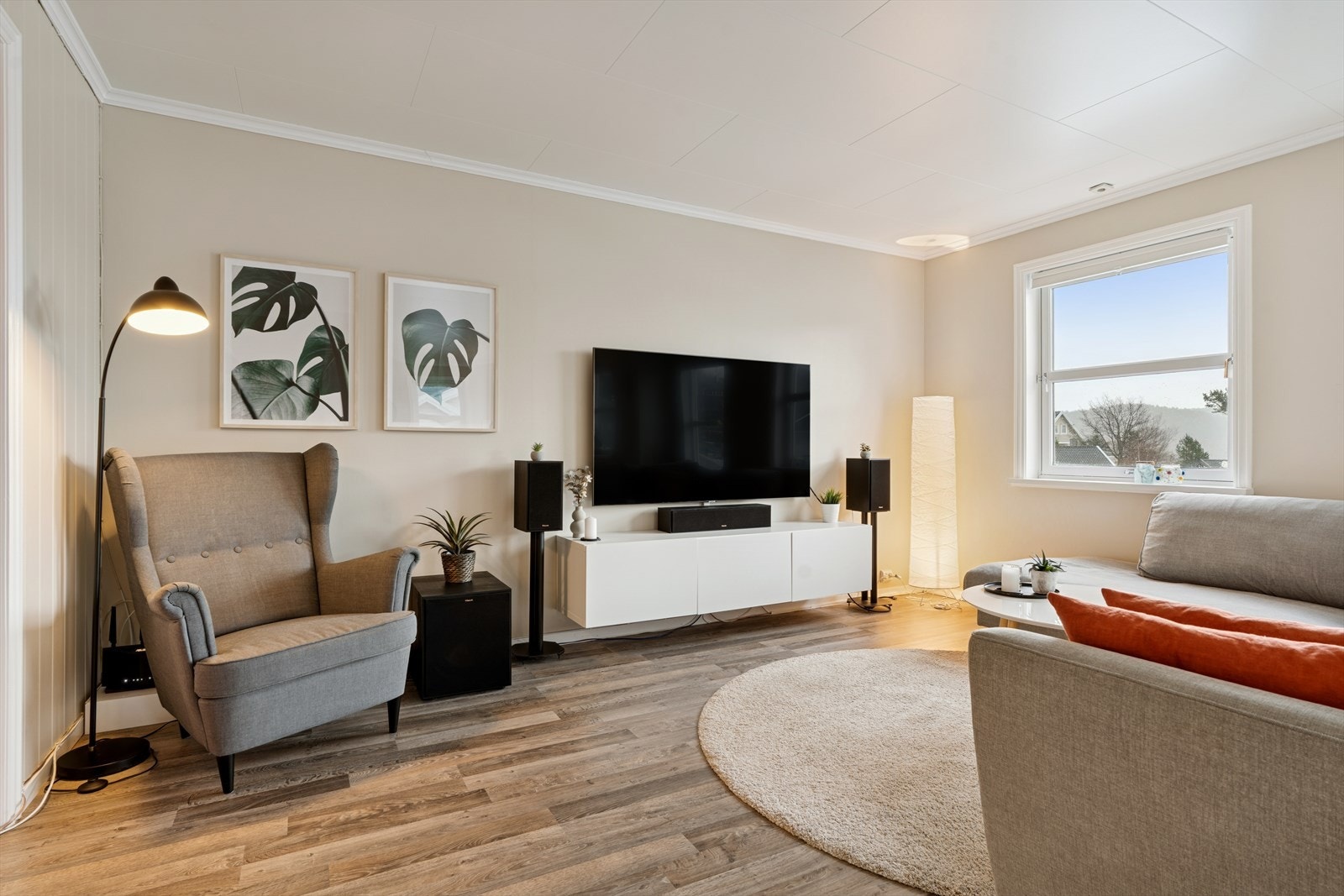 Store vindusflater som lar dagslyset flyte fritt. Galleribilde