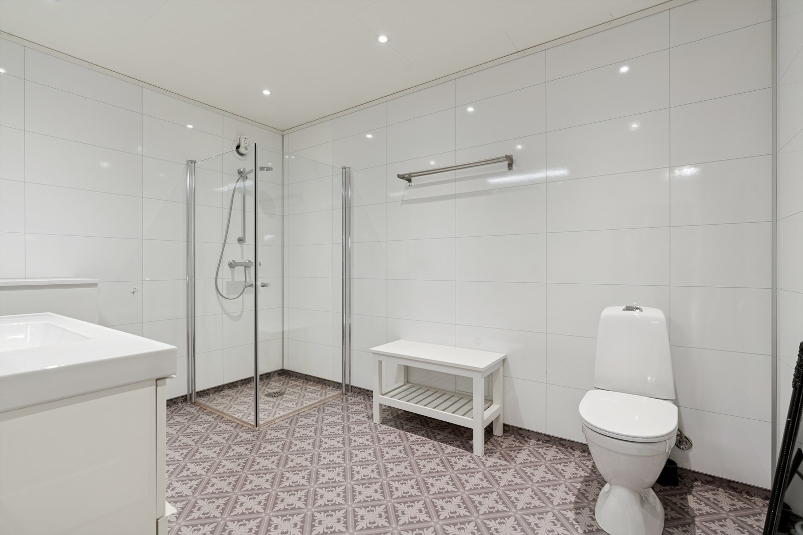 Rommet har dusj, toalett og seksjon med servant. Ventilasjon fra våtrom er utført med avtrekksvifte. Galleribilde