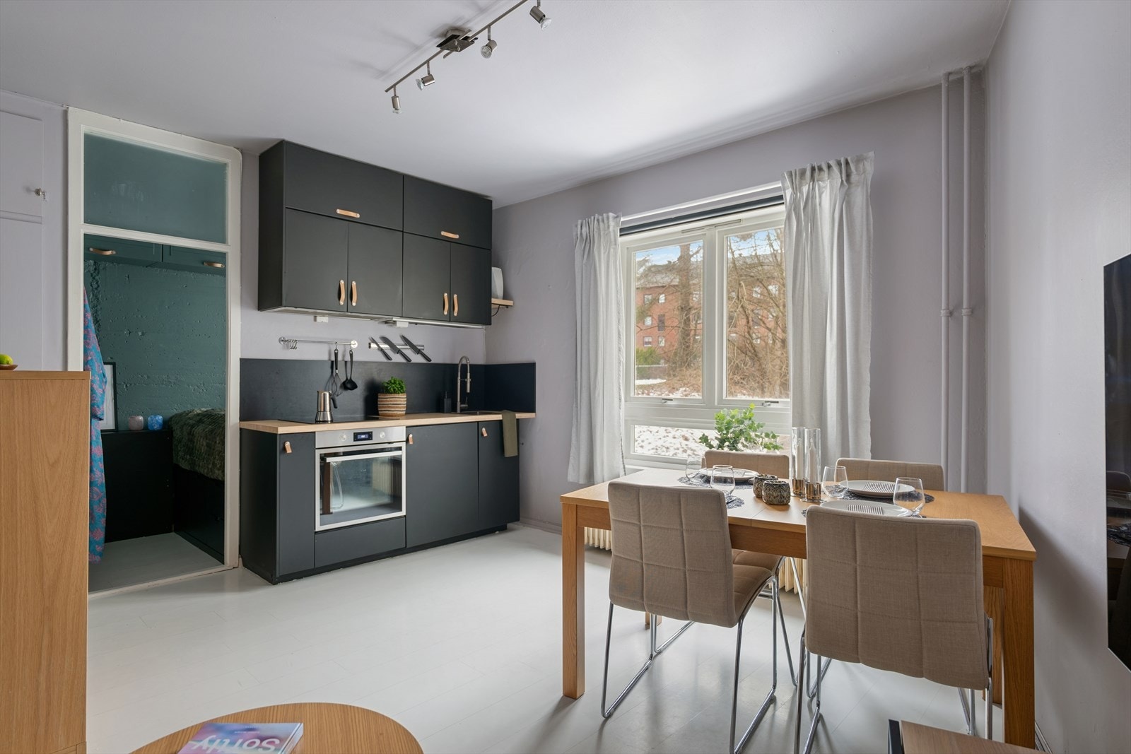 Romslig og lys stue i åpen løsning med kjøkkenet Galleribilde