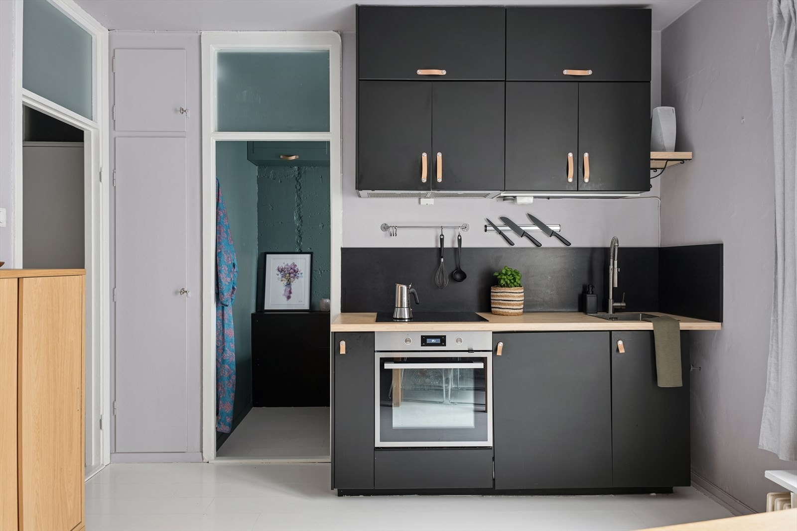 Kjøkkeninnredning med glatte fronter. Plate på vegg over benkeskap Galleribilde