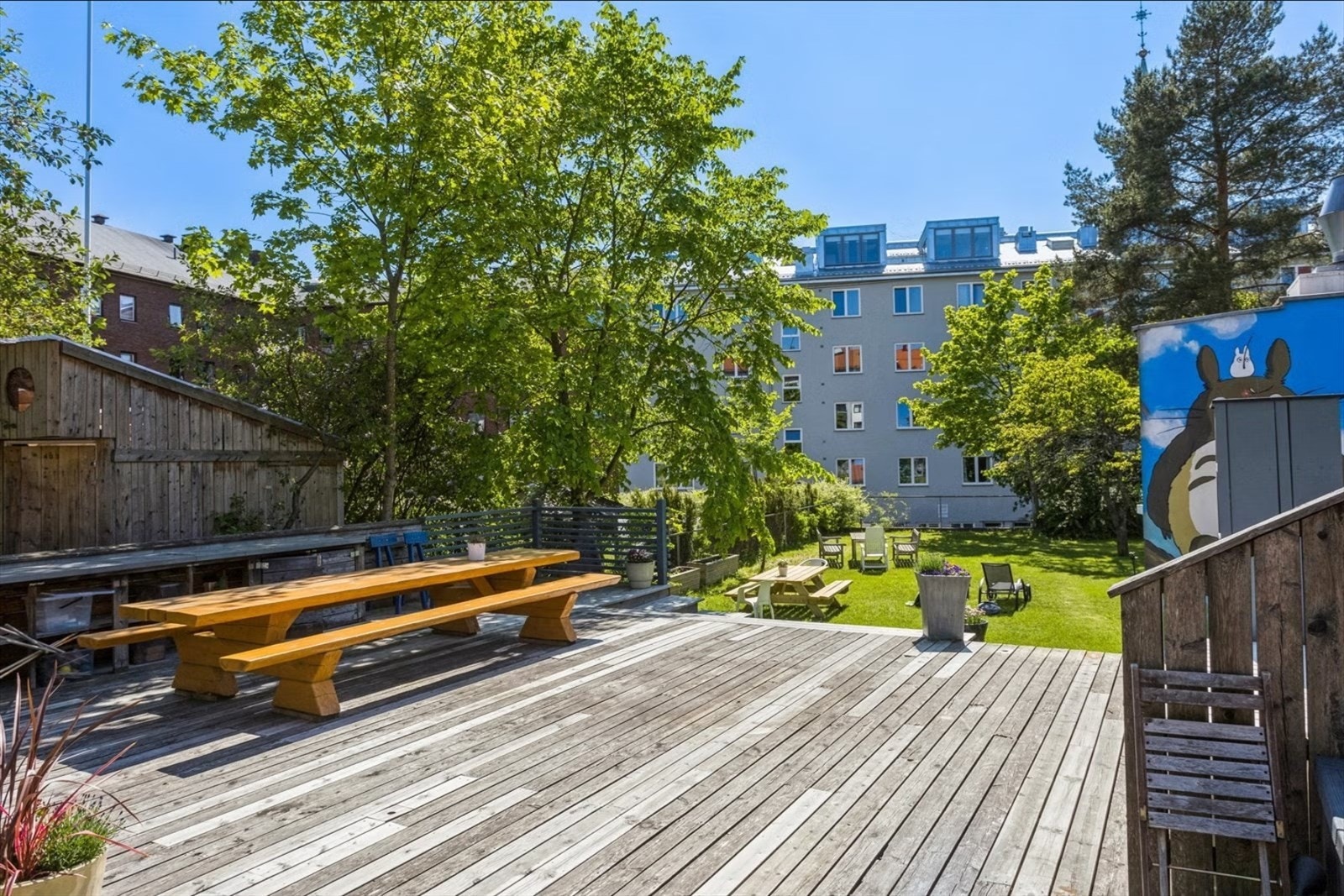 Felles bakgård med grill, utekino og flere større separate sittegrupper Galleribilde