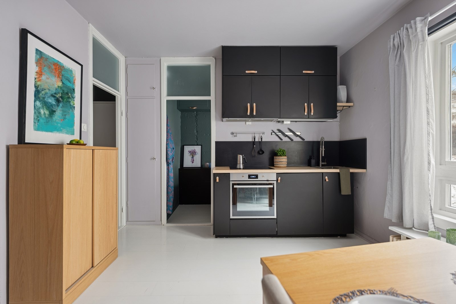 Funksjonelt og lekkert kjøkken fra IKEA. Godt med skapplass Galleribilde