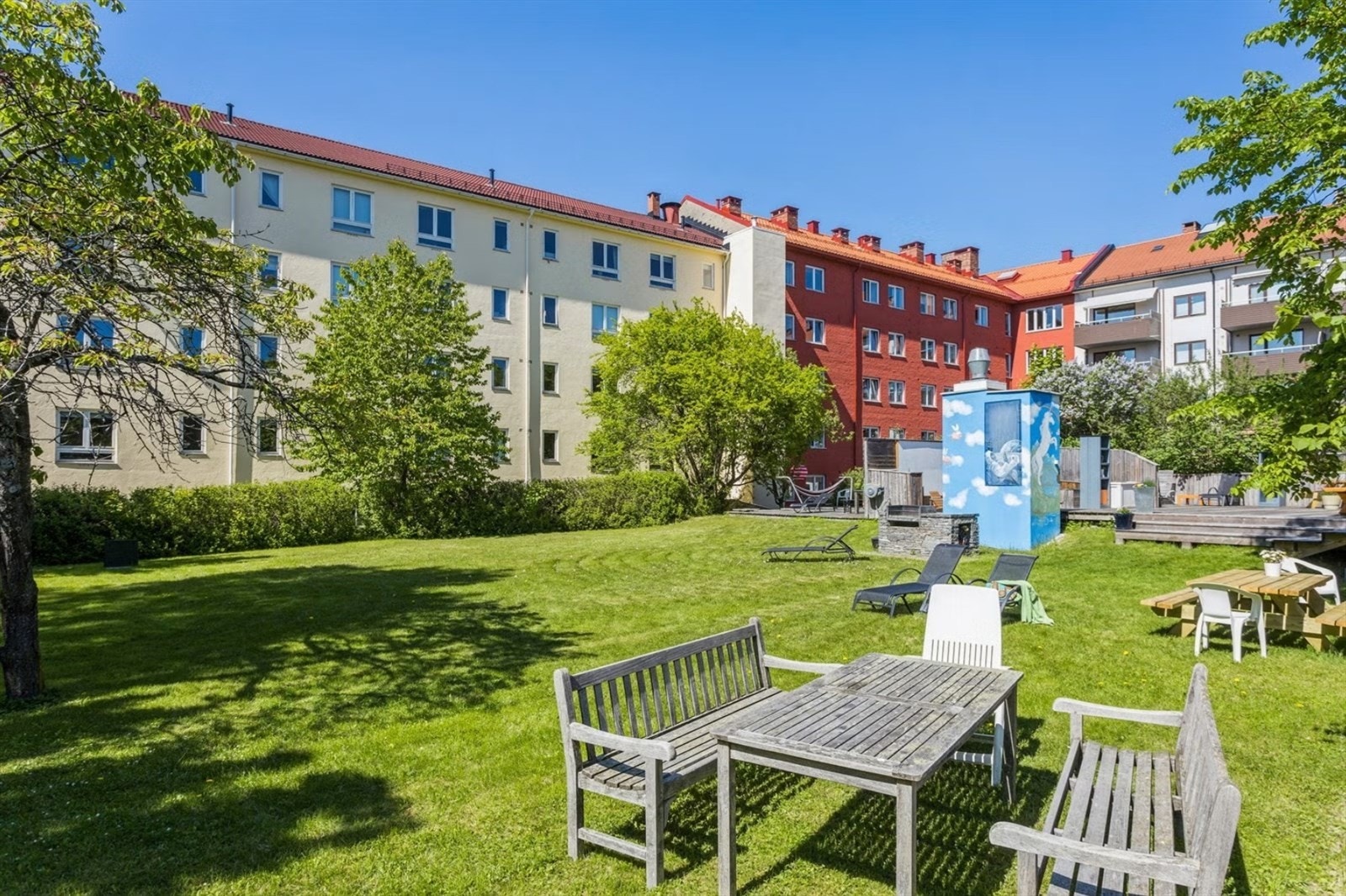 Nydelig prisbelønnet bakgård med tilrettelagt for grilling, utekino m.m Galleribilde