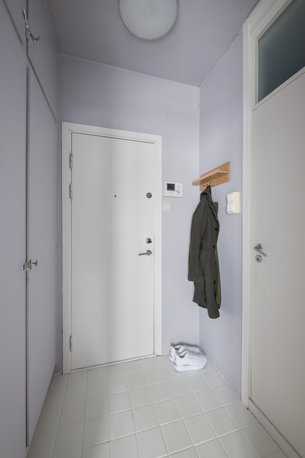 Entrè med plassbygget garderobeløsning Galleribilde