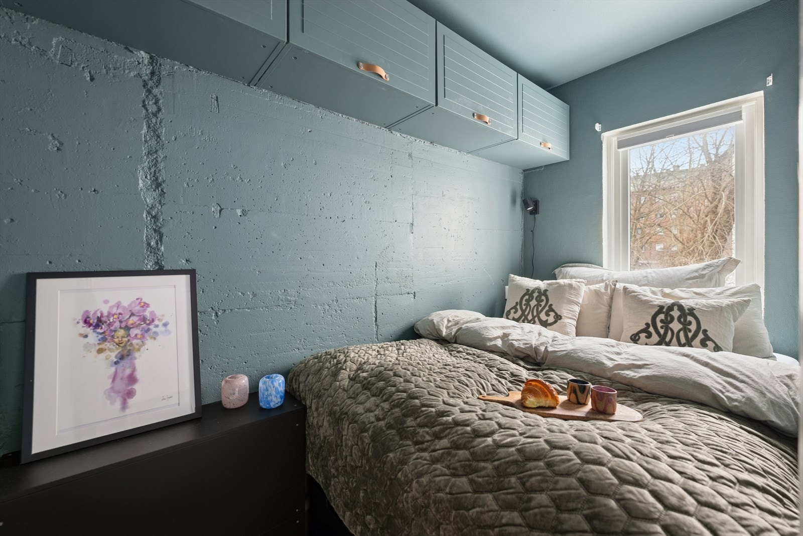 Adskilt sovealkove med vindu. Plass til oppbevaring i overskap Galleribilde