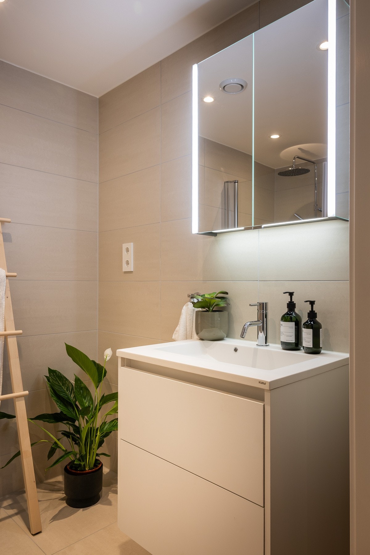 Ved siden av servanten finnes det opplegg for vaskemaskin. Galleribilde