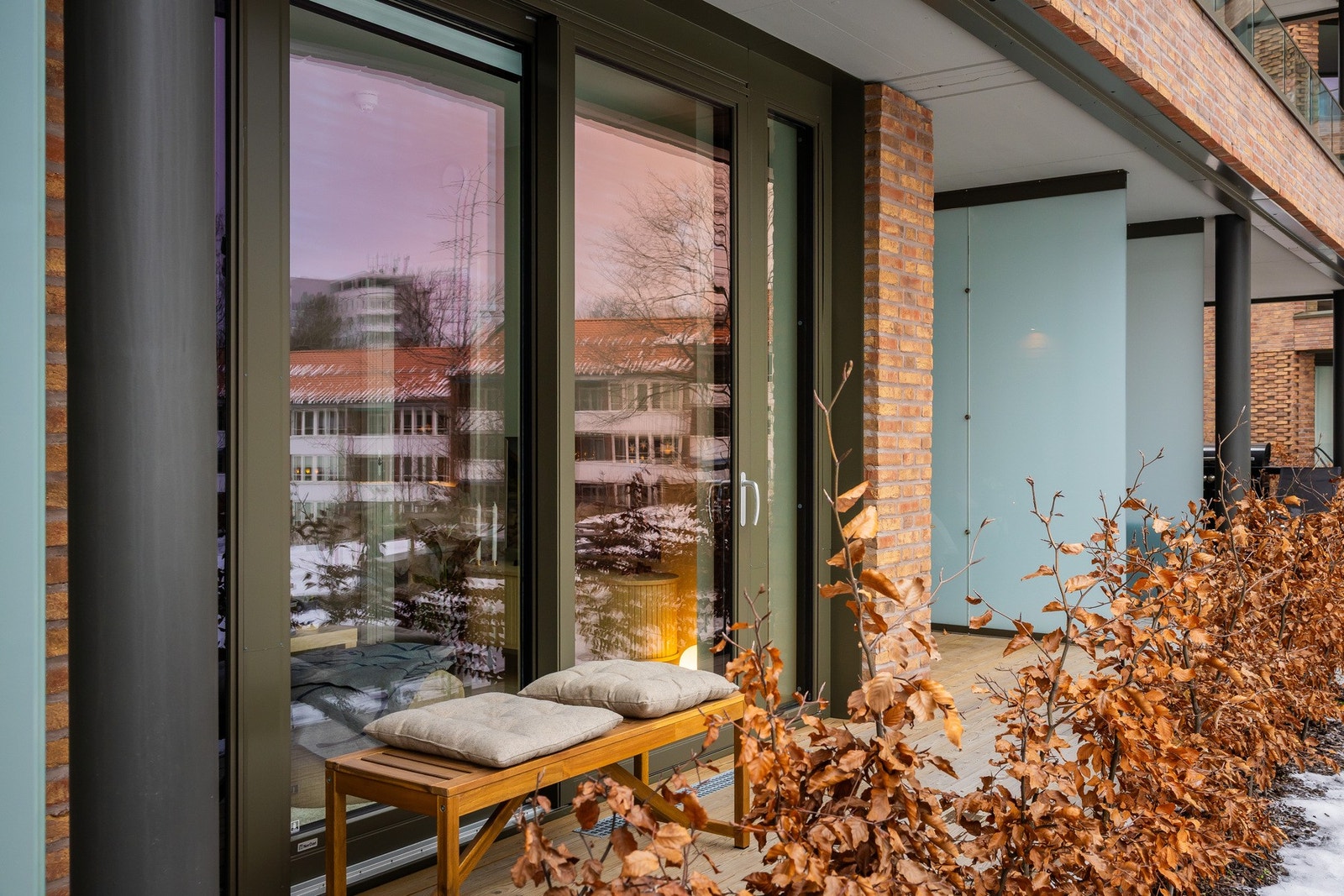 Fra stuen er det utgang til en nydelig markterrasse på 10 kvm. Galleribilde