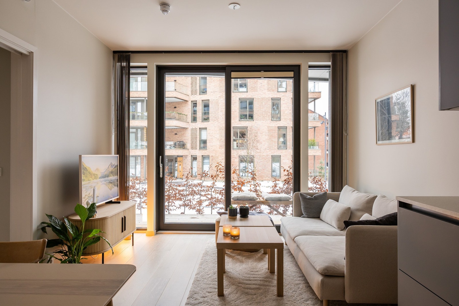 Vinduer fra gulv til tak sørger for rikelig med lysinnslipp. Galleribilde