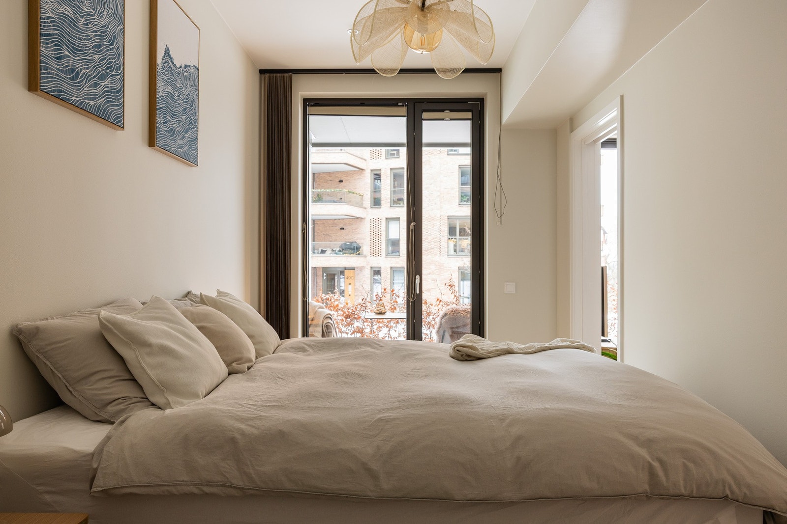 Soverommet er av god størrelse og har en generøs takhøyde, noe som gir en luftig følelse. Galleribilde