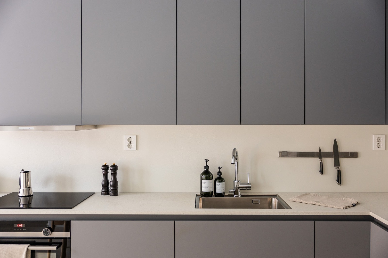 Kjøkkenet byr på rikelig med skap og benkeplass, og det er montert belysning under overskapene. Galleribilde