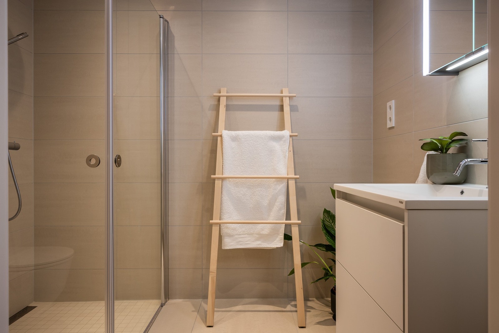 Lekkert bad fra byggeår, med gjennomtenkte løsninger og tidløs utførelse. Galleribilde