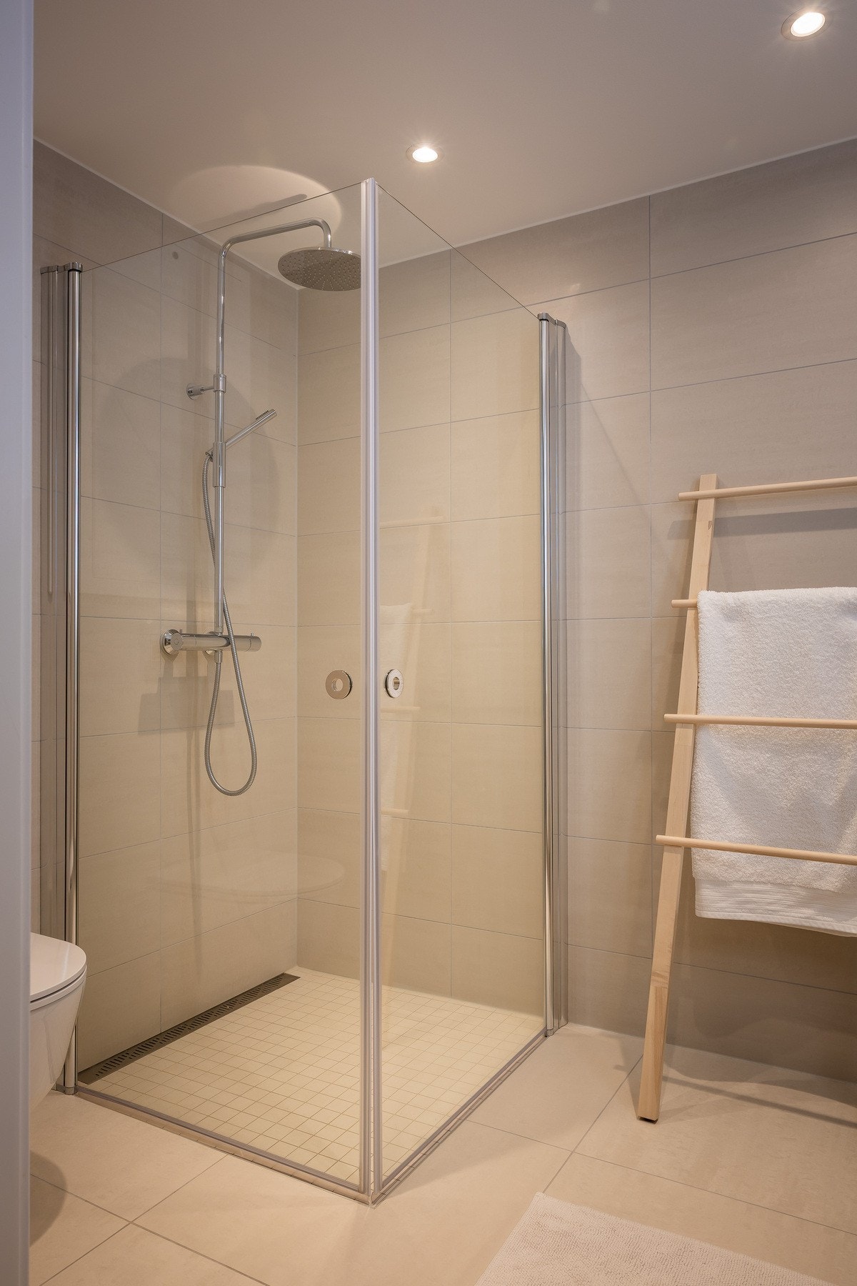 Rommet er innredet med servant med underskap, speilskap, dusjhjørne med innfellbare dører og vegghengt toalett. Galleribilde