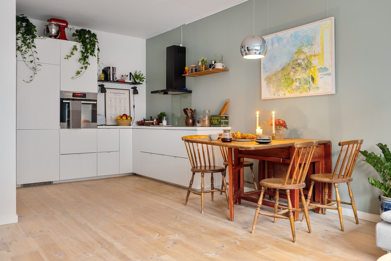 Kjøkkenet har et tidløst design med fokus på minimalisme, samtidig som du har masse oppbevaringsplass. Galleribilde