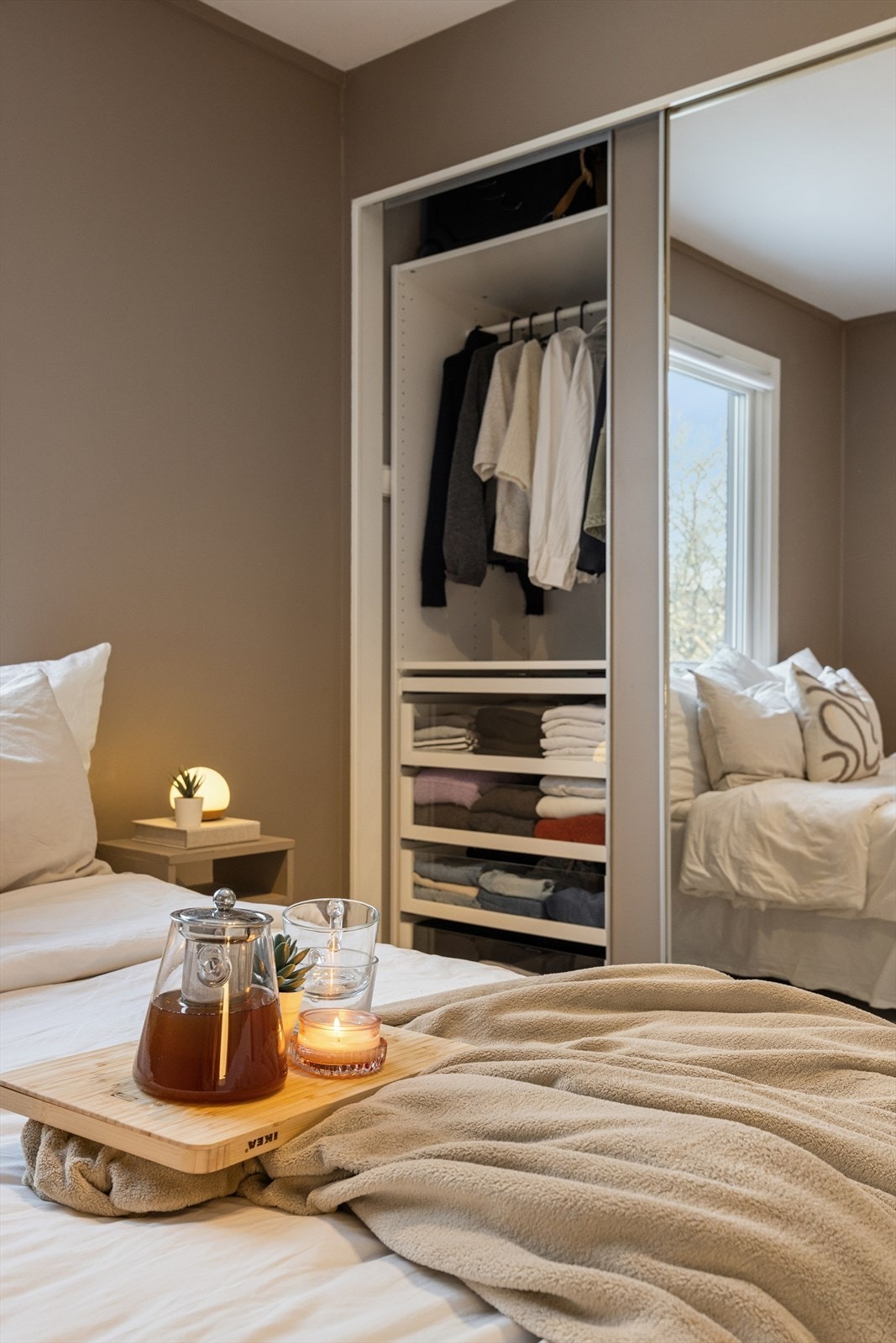 Hovedsoverom har skyvedørsgarderobe. Galleribilde