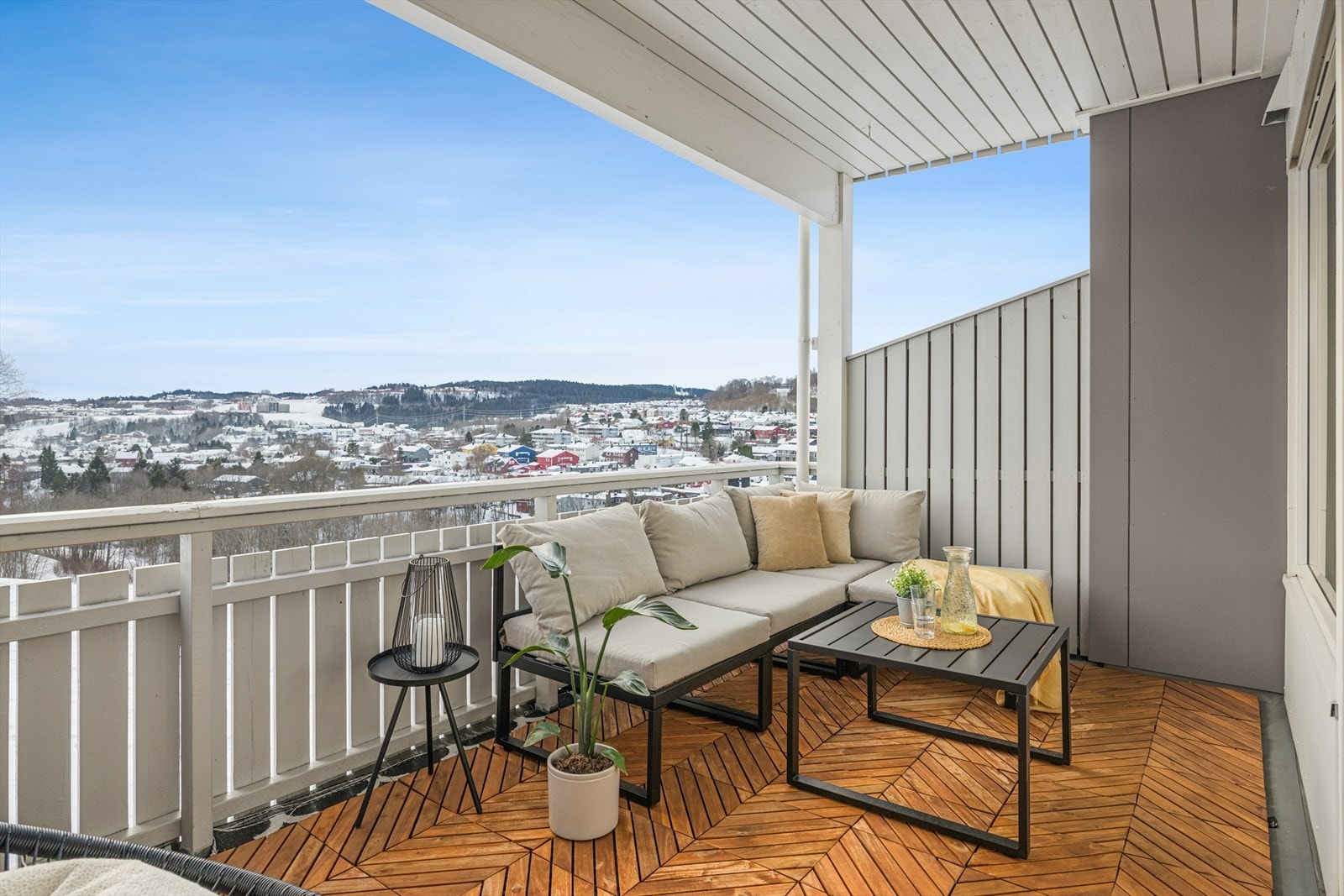 Fra stuen er det utgang til solvendt balkong med lite innsyn. Galleribilde