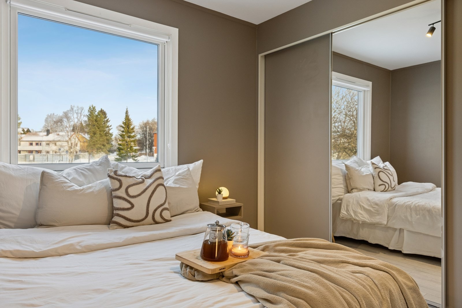 God plass til dobbeltseng og nattbord. Galleribilde