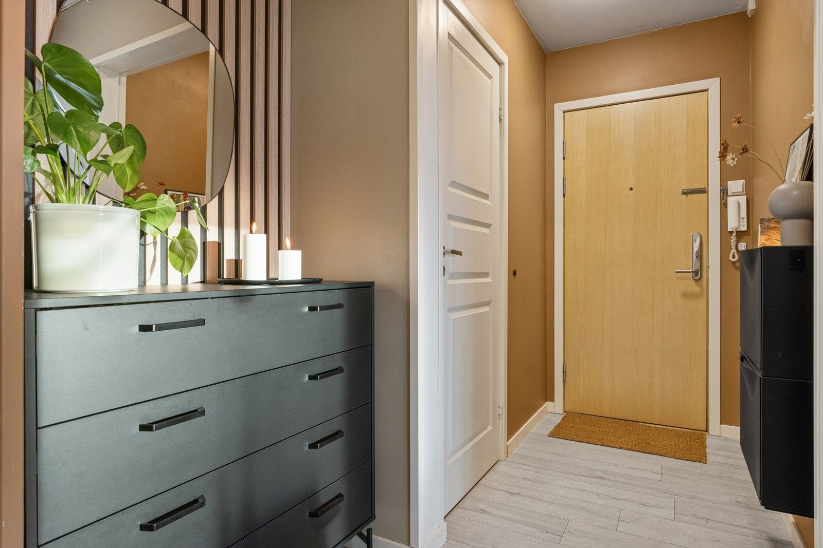 Plass til å henge fra seg ytterklær. Porttelefon. Galleribilde