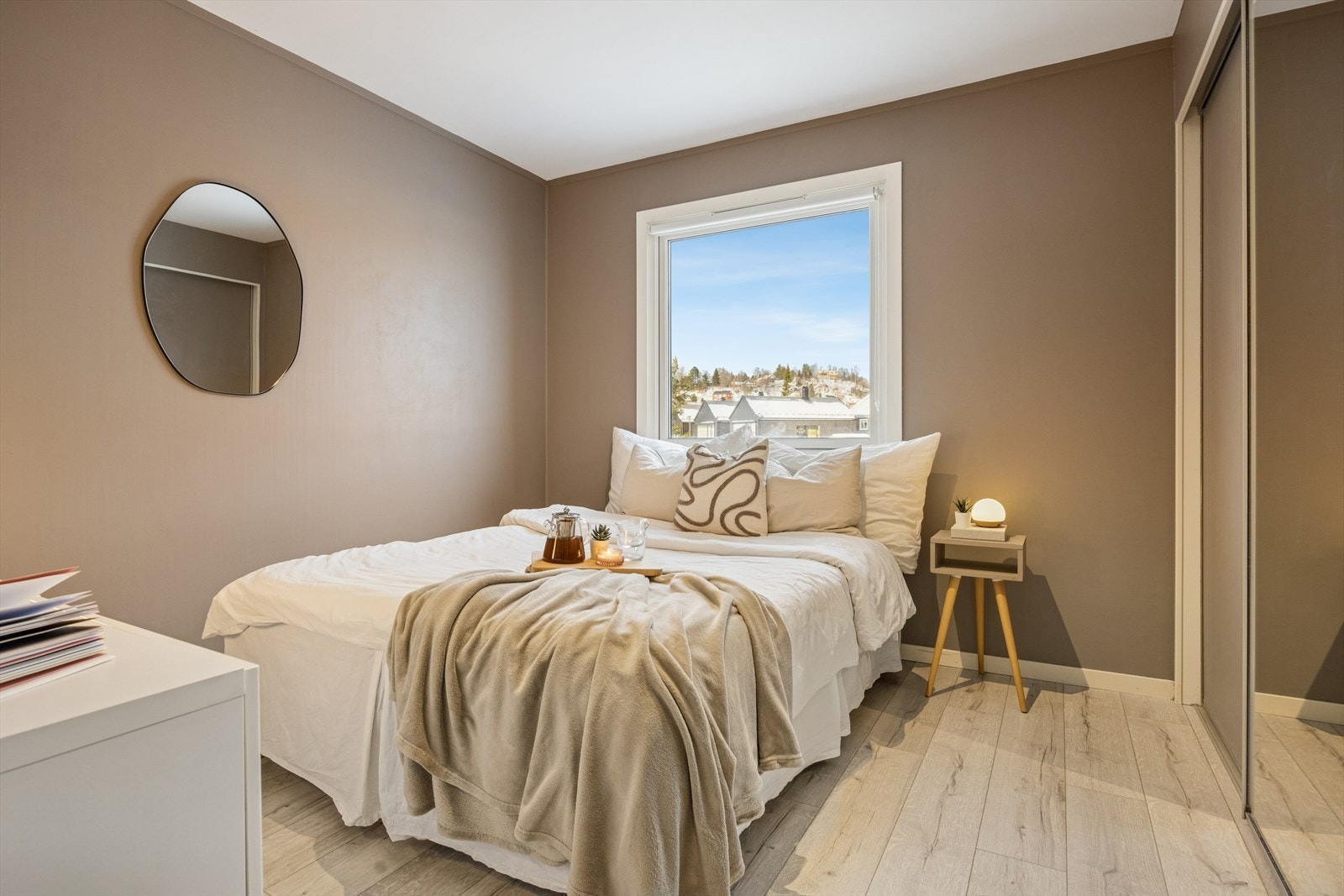 2 soverom av god størrelse med garderobeskap. Moderne og lune fargetoner på veggene. Galleribilde