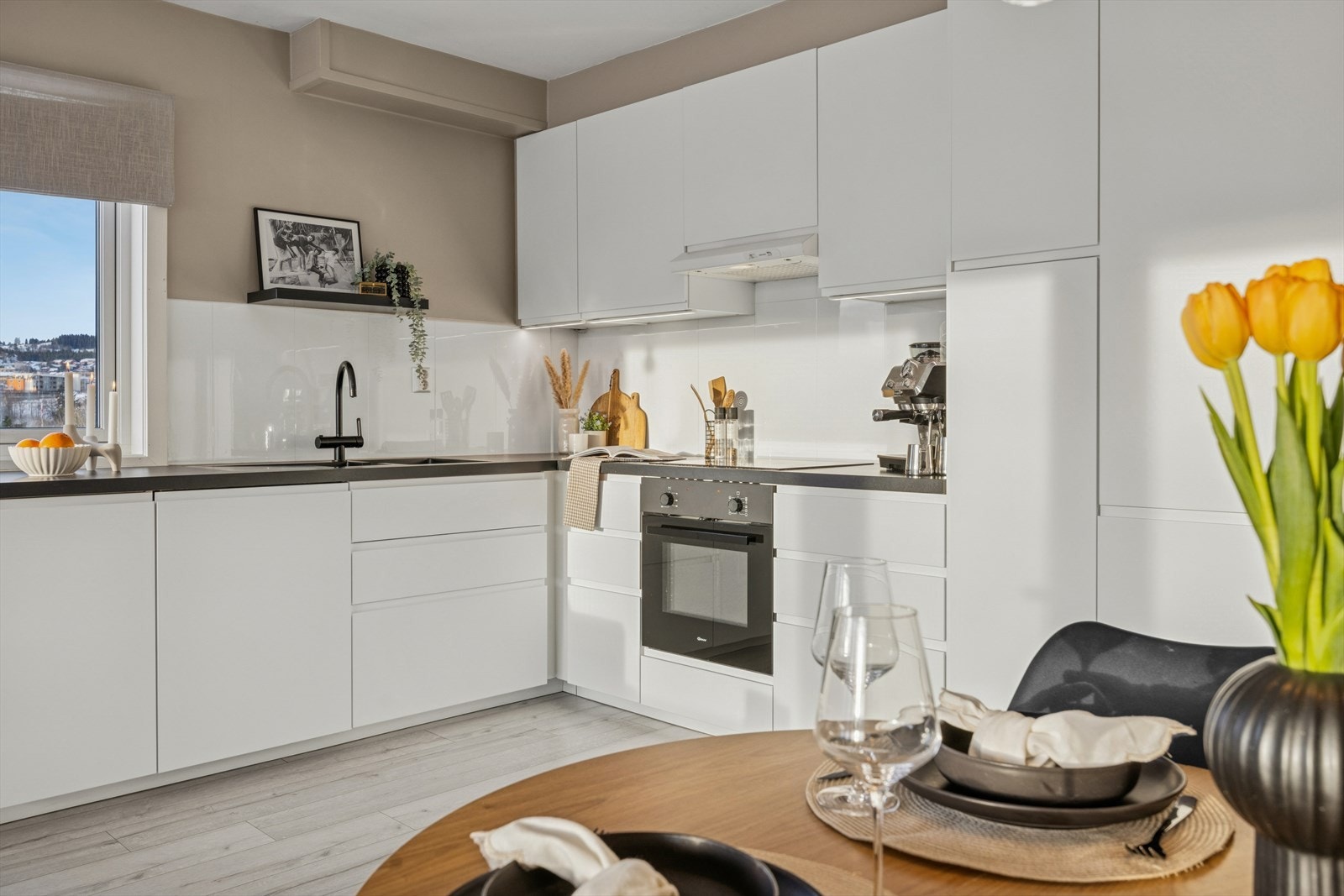 Kjøkkenet er innredet slik at matlagingen forenes med sosialt samvær. Galleribilde