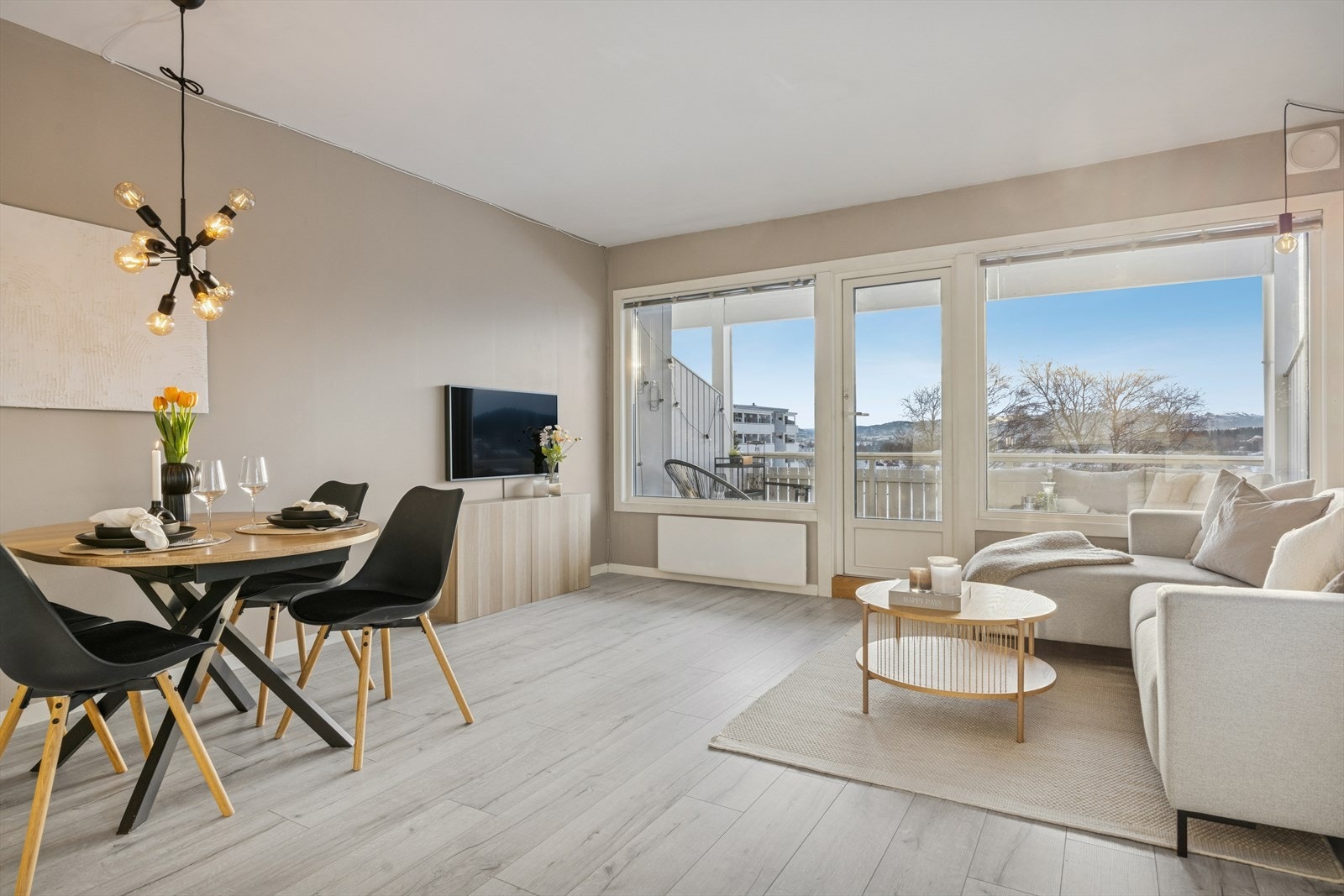 Lys og romslig stue med store vindusflater som gir gode lysforhold. Galleribilde