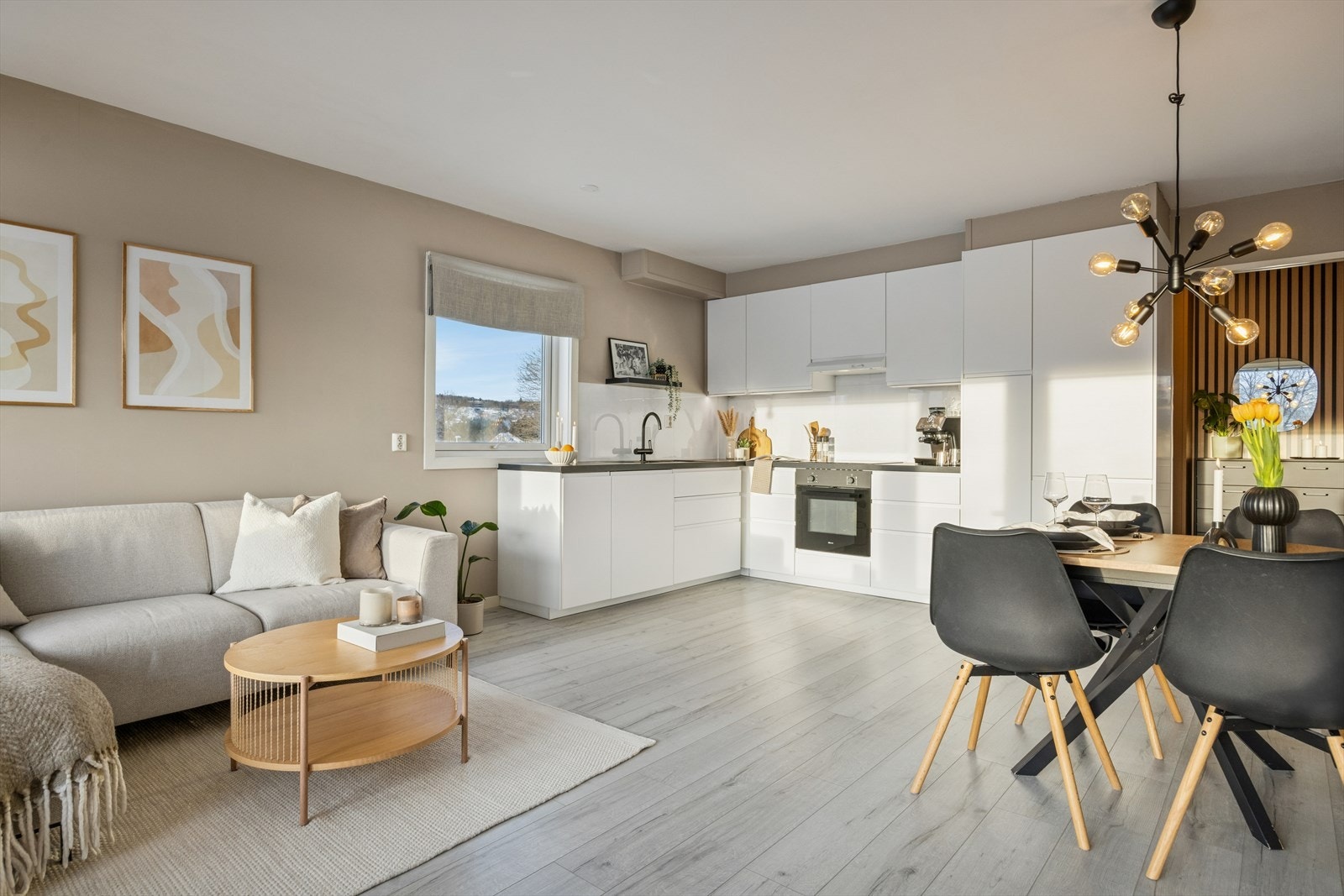 Koselig spiseplass, her inviteres det til en rolig kopp med morgenkaffe - Eller en rask matbit til folk på farten. Galleribilde