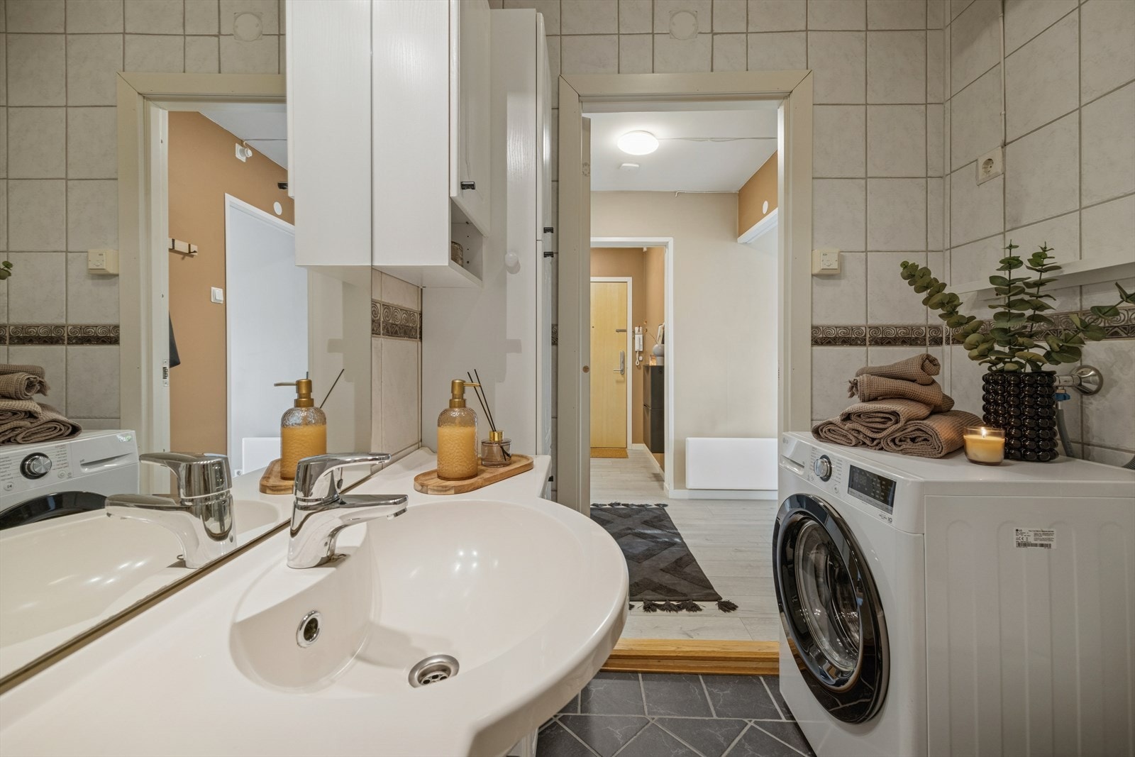 Badet er oppgradert siden byggeår, ukjent alder men antatt midten av 2000 tallet. Ventil i vegg er tilknyttet oppdriftskanal/sentralavtrekk, ingen tilluft. TG3 i rapporten pga motfall. Galleribilde