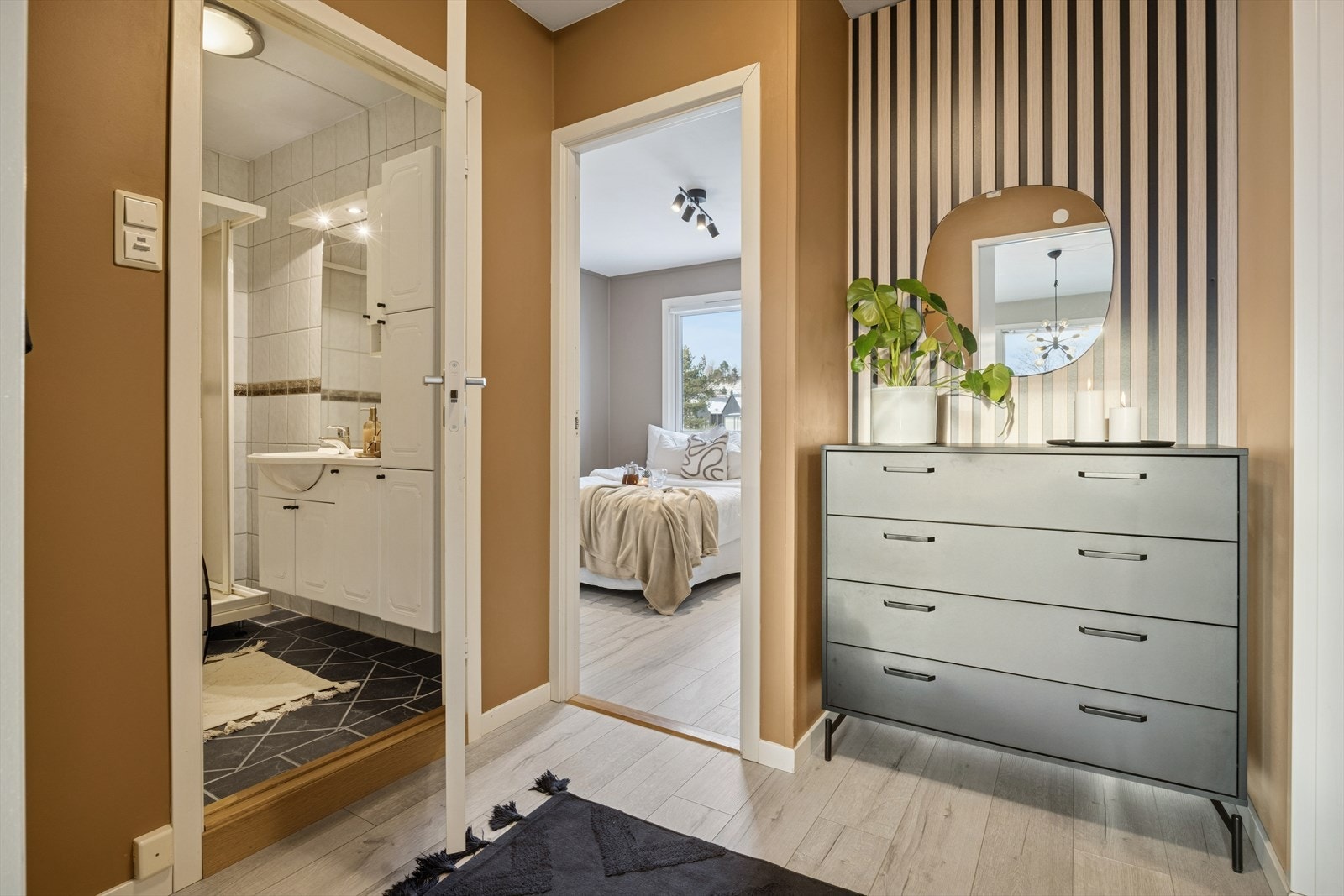 Trivelig entrè og luftig gang som ønsker deg velkommen inn - Spilevegg som gir et moderne og eksklusivt uttrykk! Galleribilde