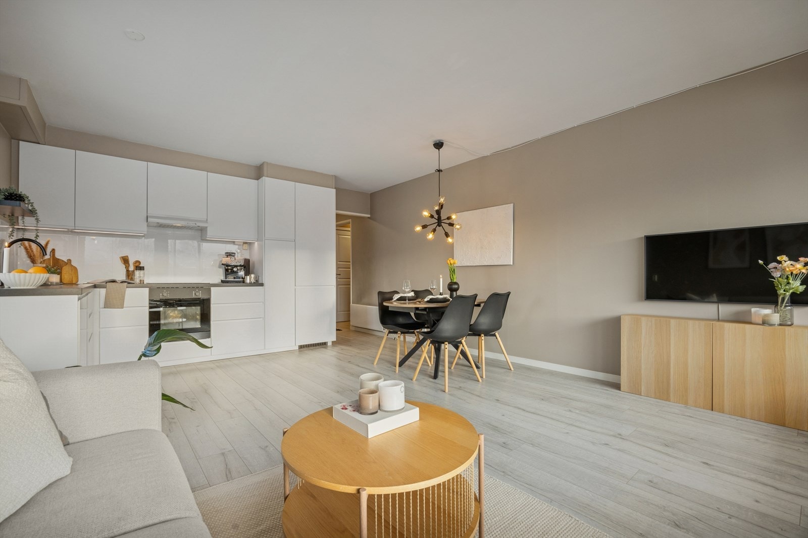 Åpen og sosial stue- og kjøkkenløsning, dette gir et personlig preg på leiligheten. Galleribilde