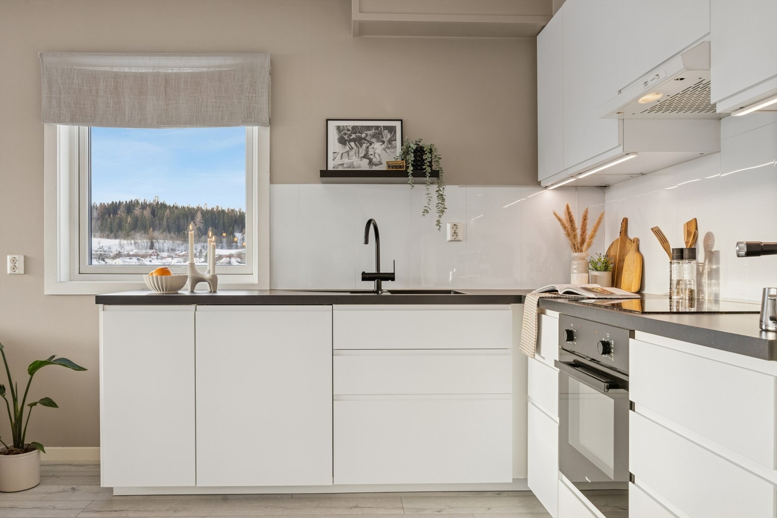 Leiligheten ligger i enden av blokka som gjør at du får et ekstra vindu med mer lysinnslipp. Galleribilde