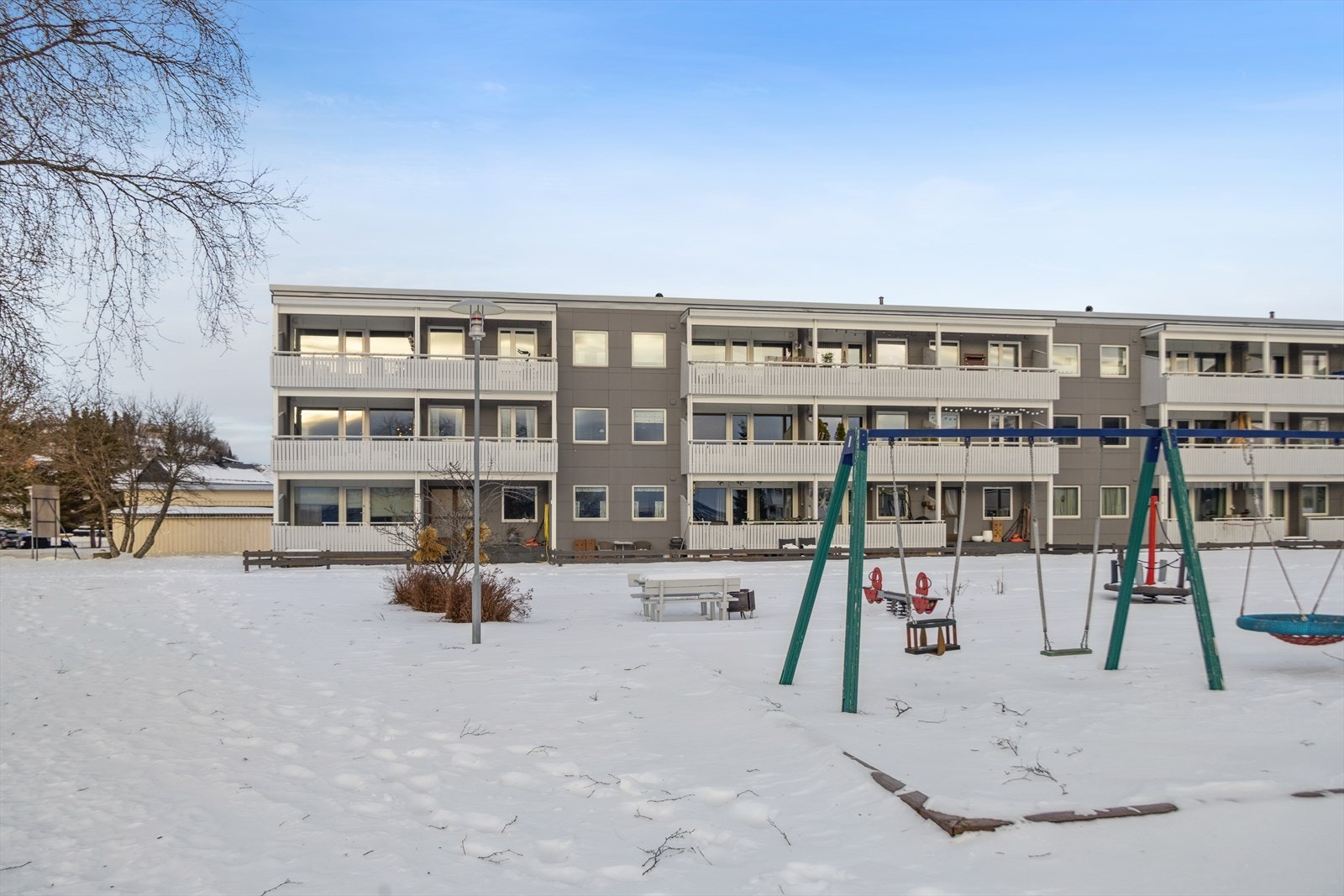 Tomten er felleseid av borettslaget. Fint opparbeidet med store grøntområder, lekeplass for barn, sittegrupper og vaskeplass for bil. Galleribilde