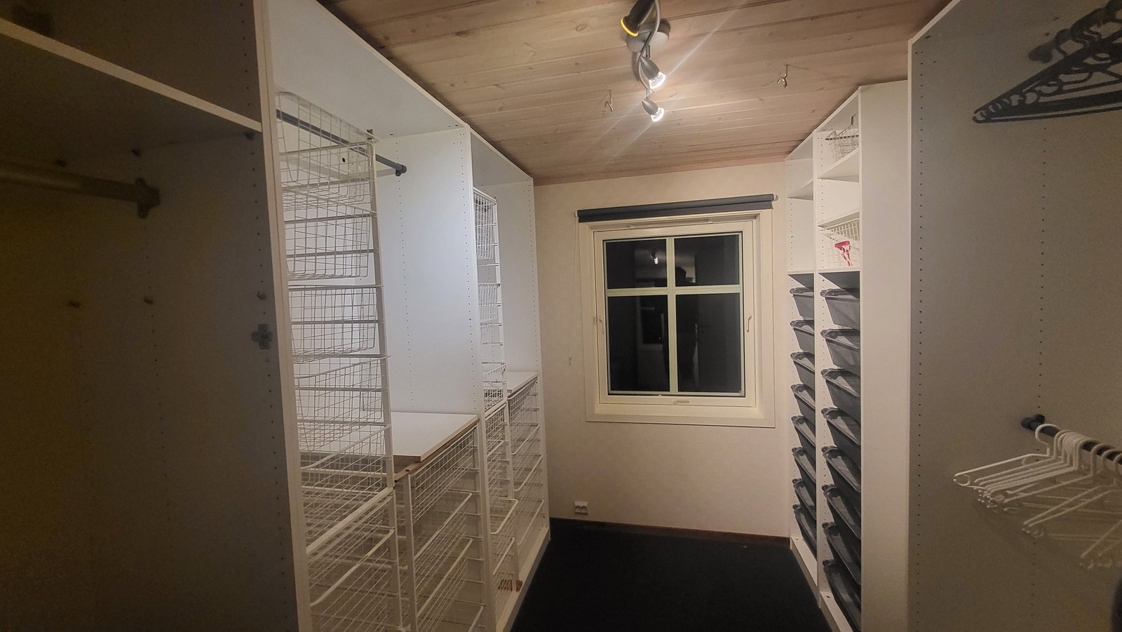 Garderobe Galleribilde