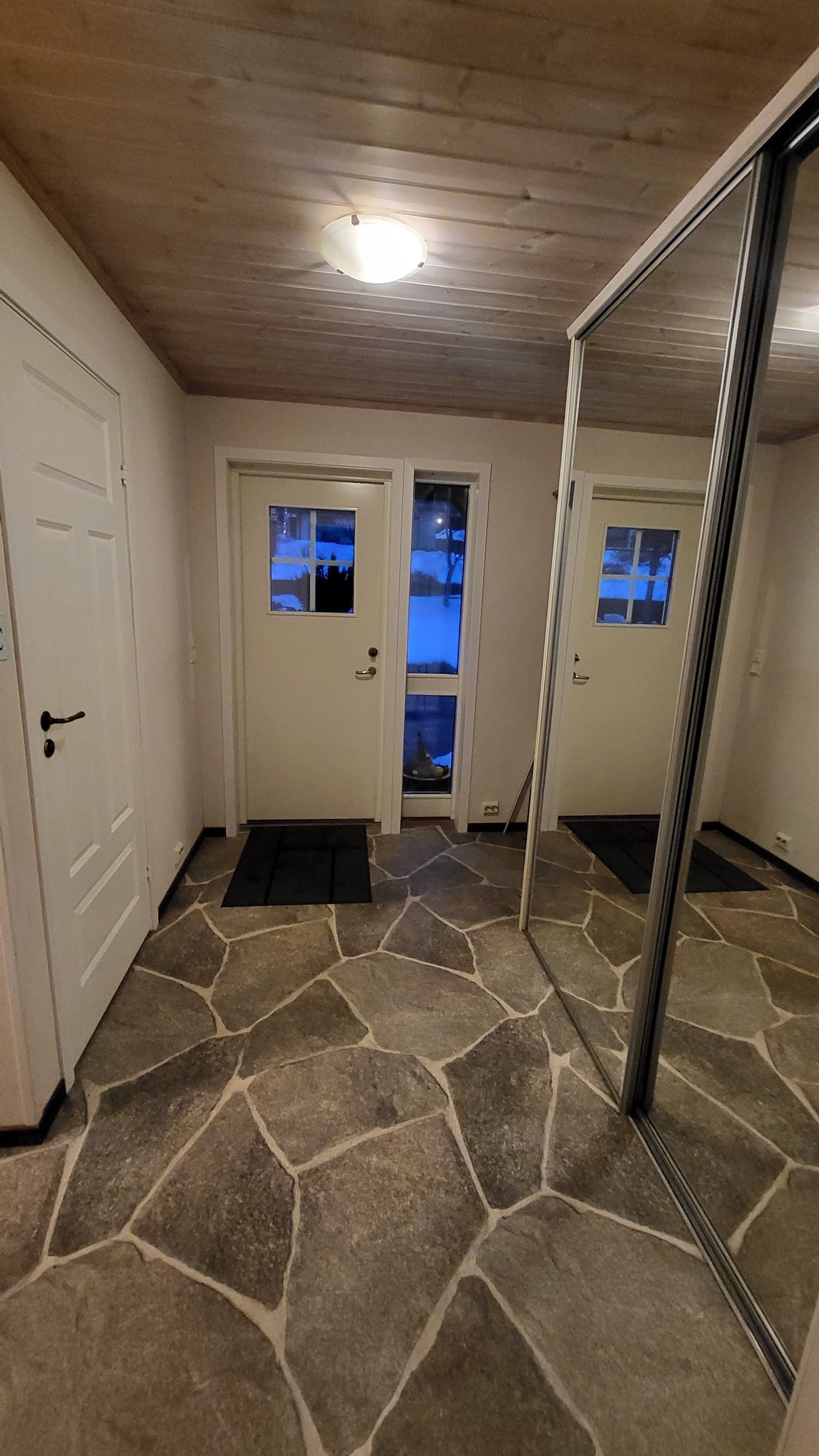 Entre med skyvedørsgarderobe med skohyller, opphengsstenger og husbrannslange. Galleribilde