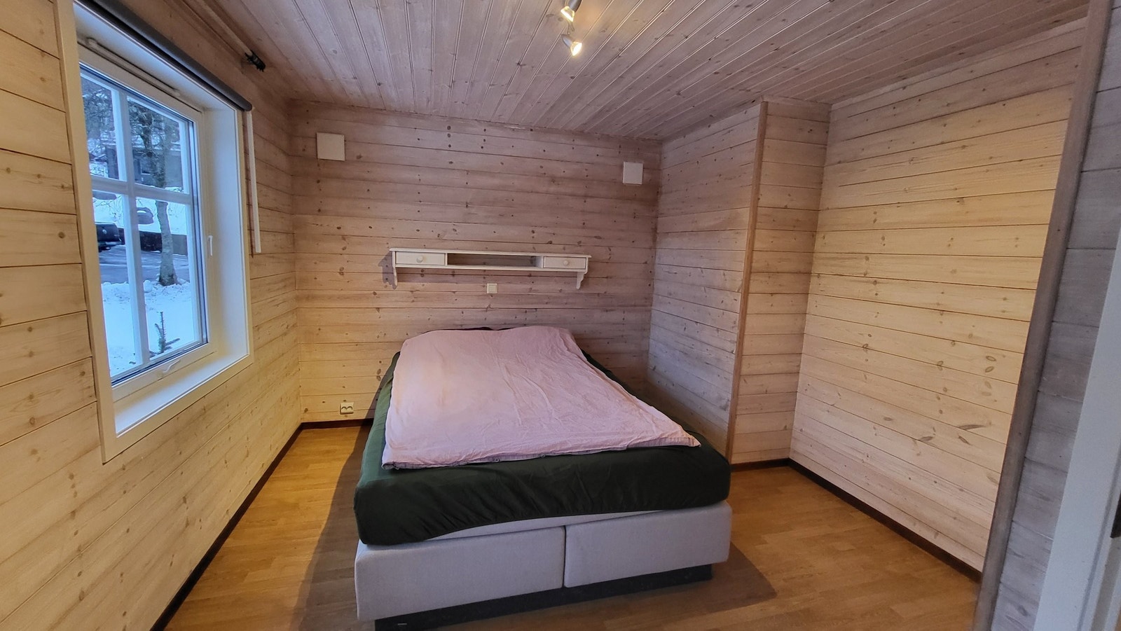 Hovedsoverom vegg i vegg med garderobe. Galleribilde