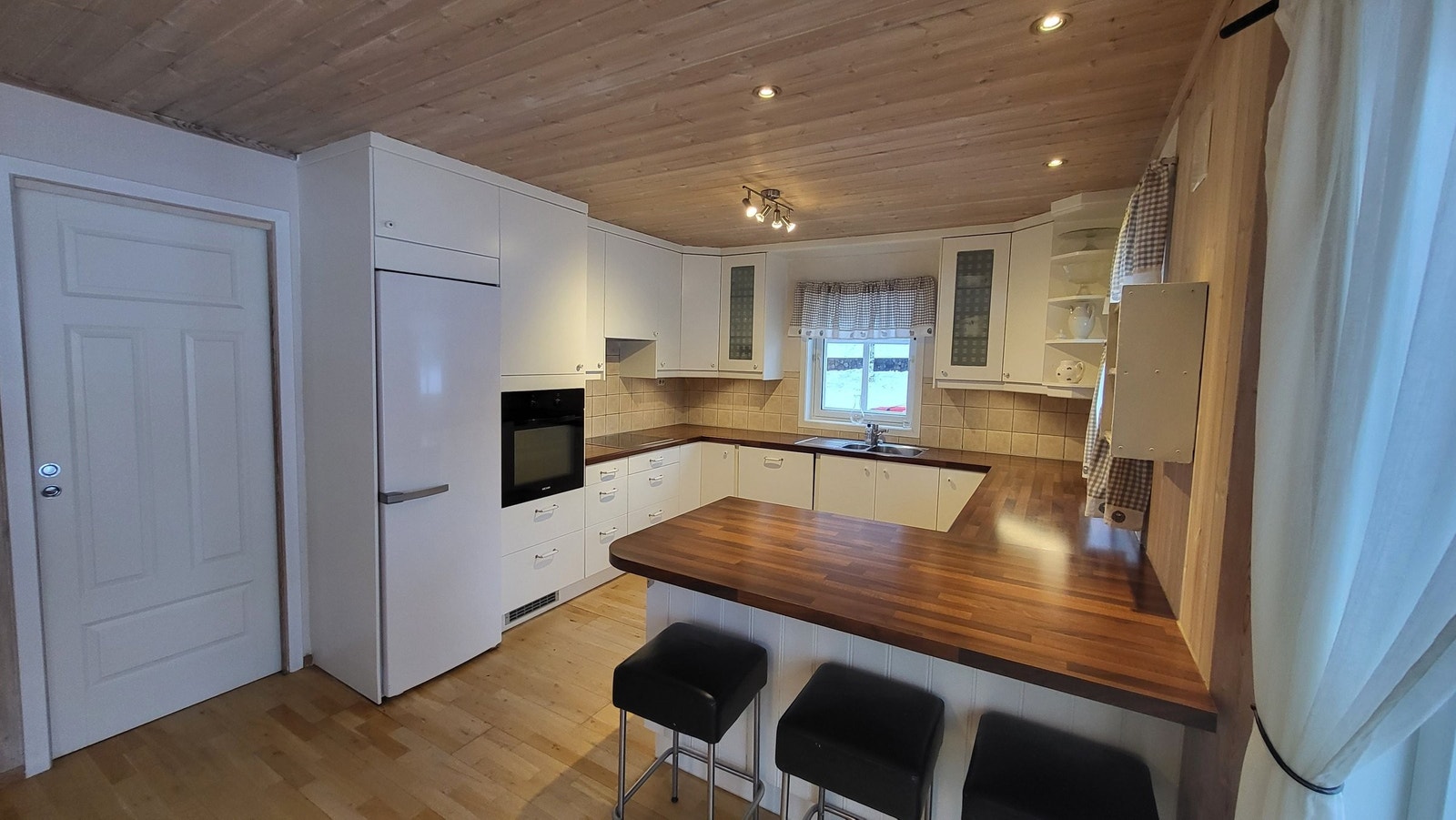 Kjøkken med god benkeplass Galleribilde