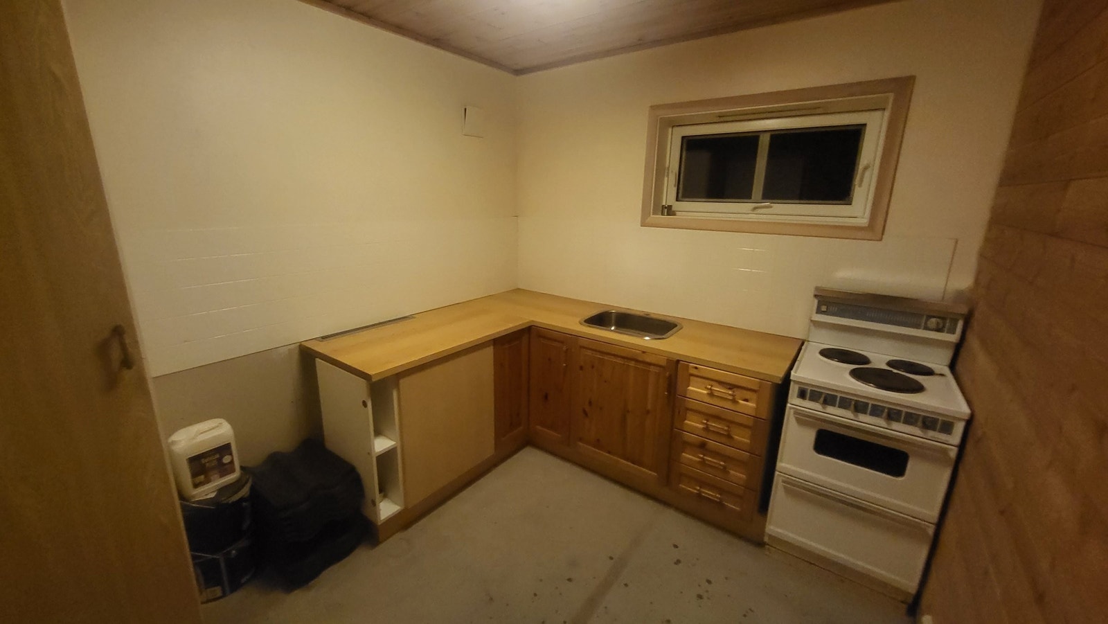 Baksterom/bod i kjeller. Mulighet for å gjøre om til kjøkken hvis man vil ha leilighet i kjelleren Galleribilde