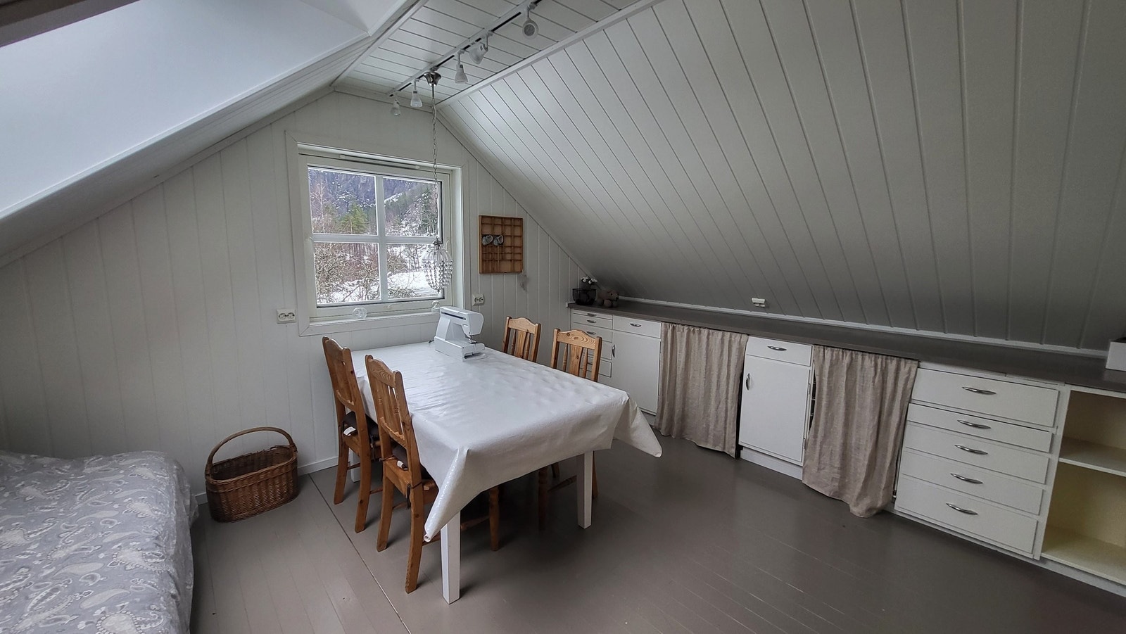 Hobbyrom/soverom med takvindu Galleribilde