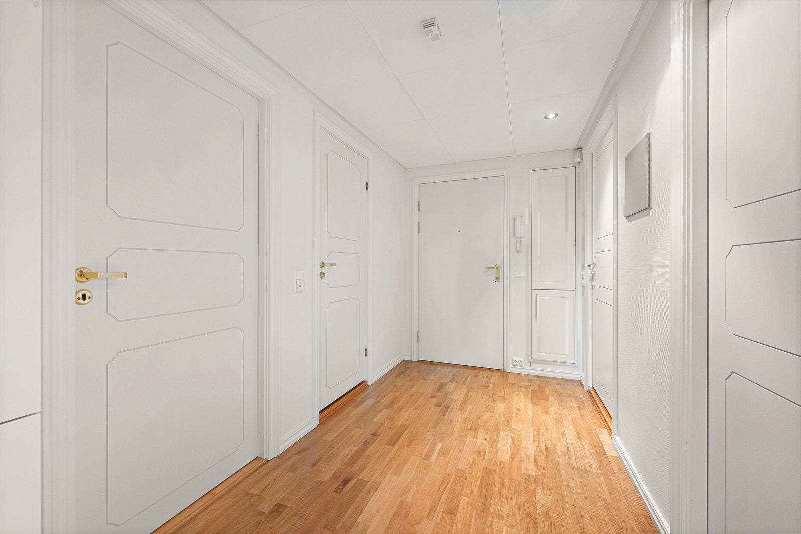 Det er heis og porttelefon i bygget. Parkering i lukket anlegg. Galleribilde