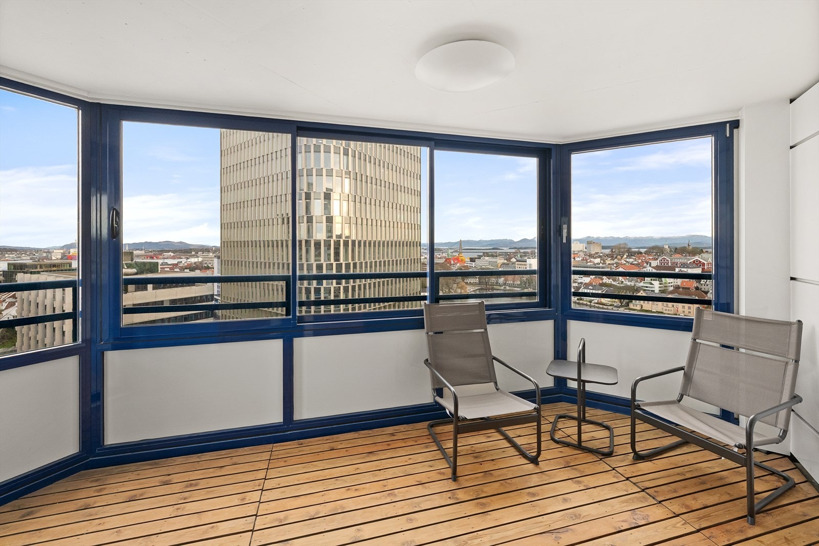 Leiligheten har en fin beliggenhet i bygget med utsikt Galleribilde
