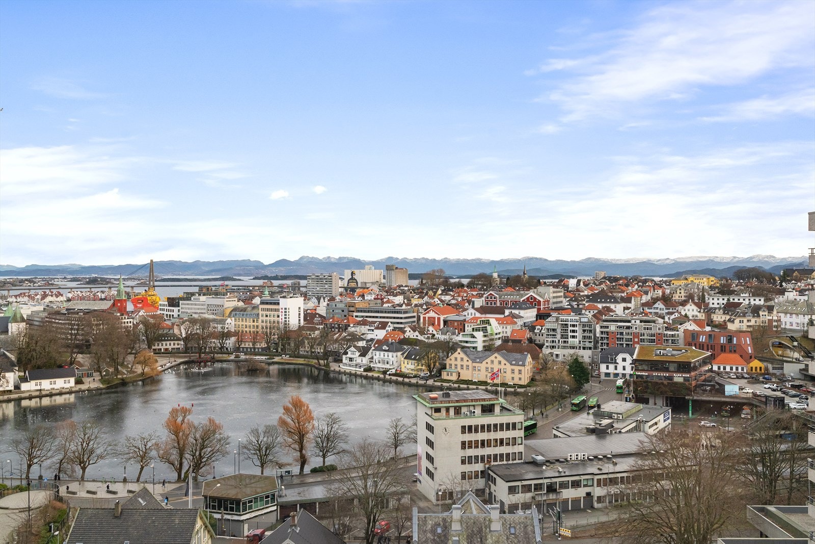 Utsikt mot byen og Breiavannet Galleribilde