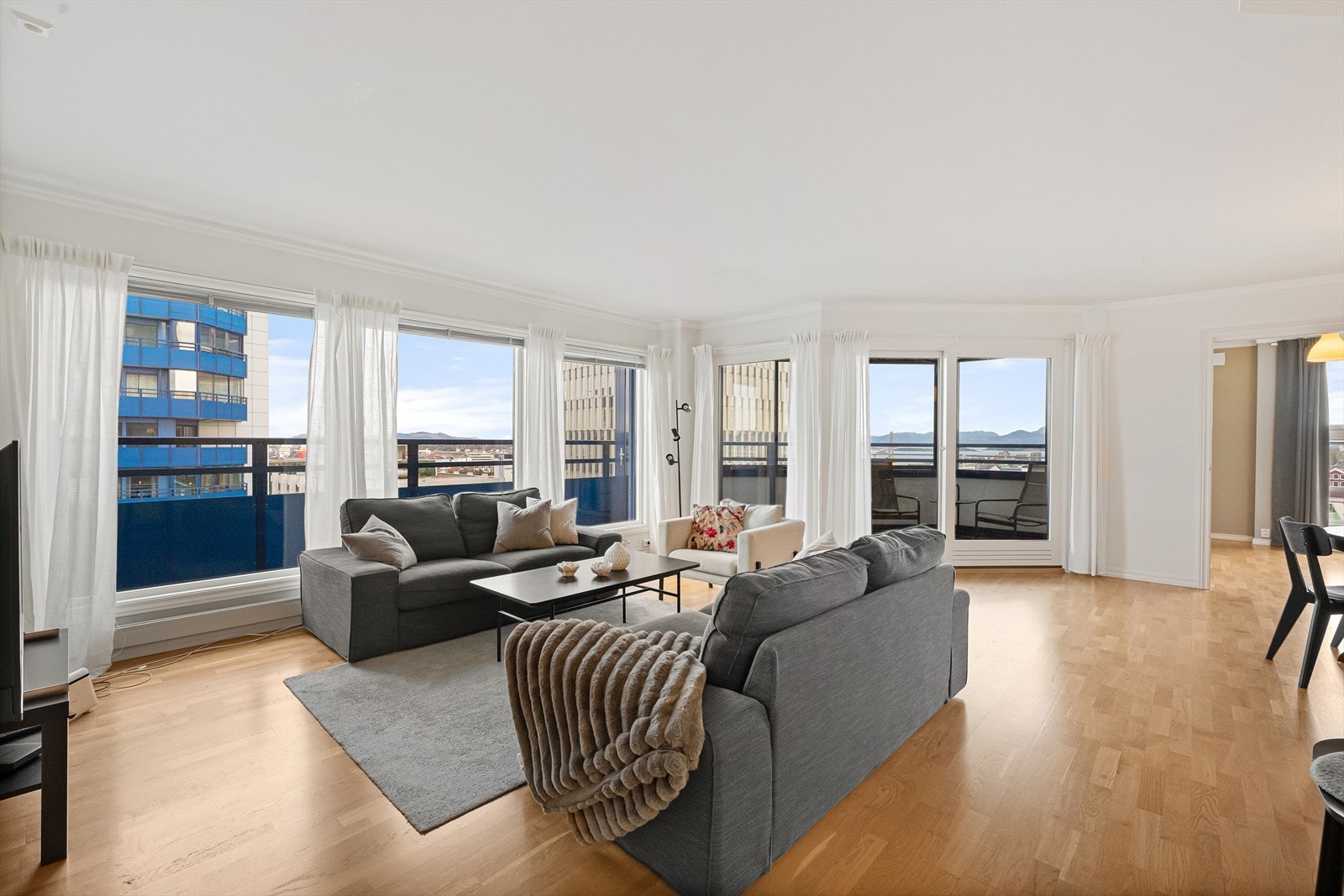 Lys, fin stue med utgang til innglasset veranda Galleribilde