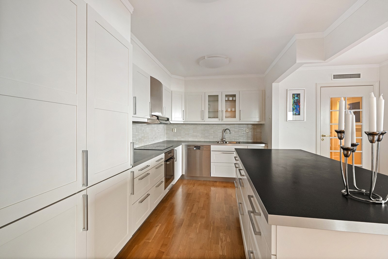 Pent kjøkken med god skap- og benkeplass. Integrerte hvitevarer. Galleribilde