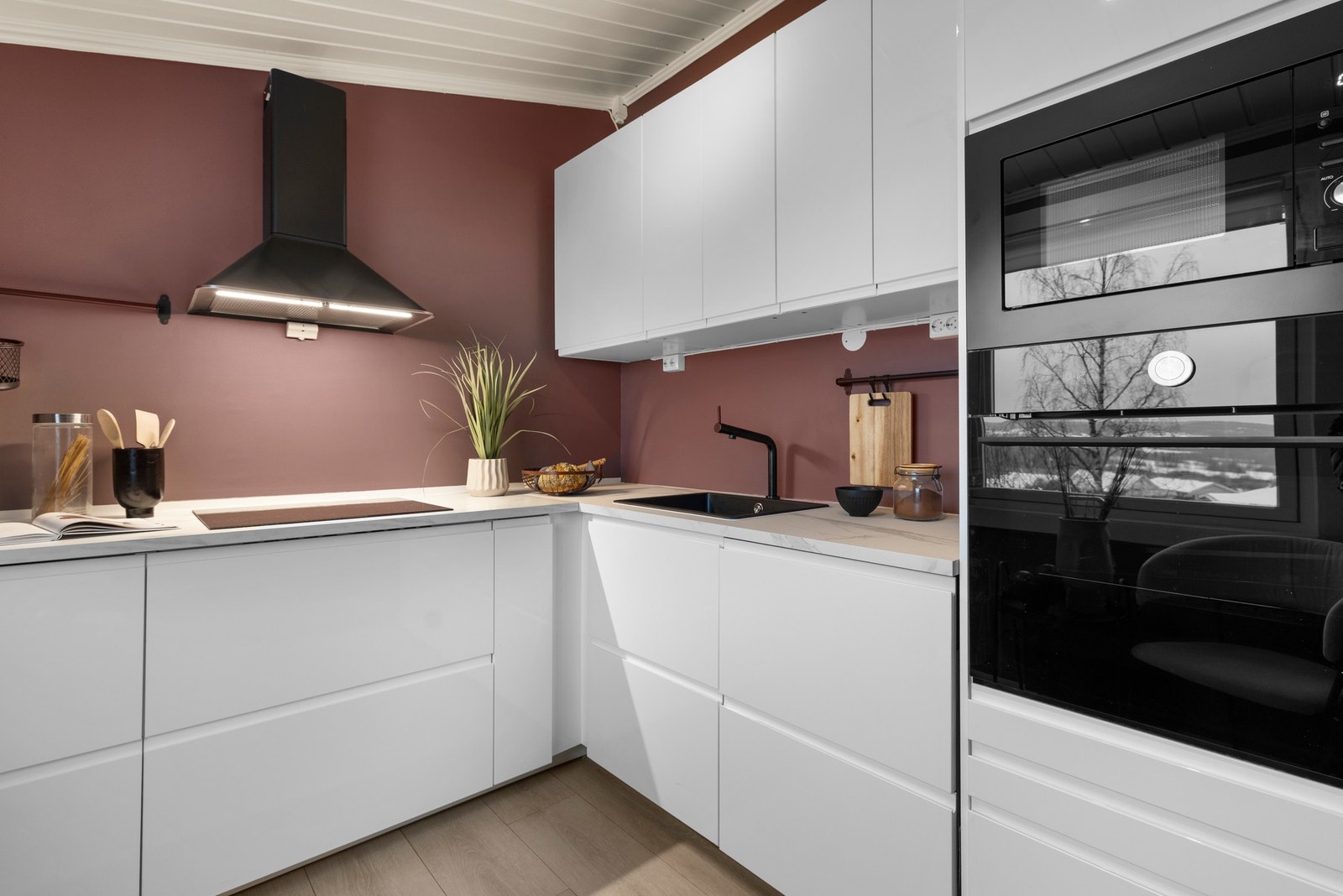 Kjøkkenet har godt med skap- og benkeplass. Galleribilde