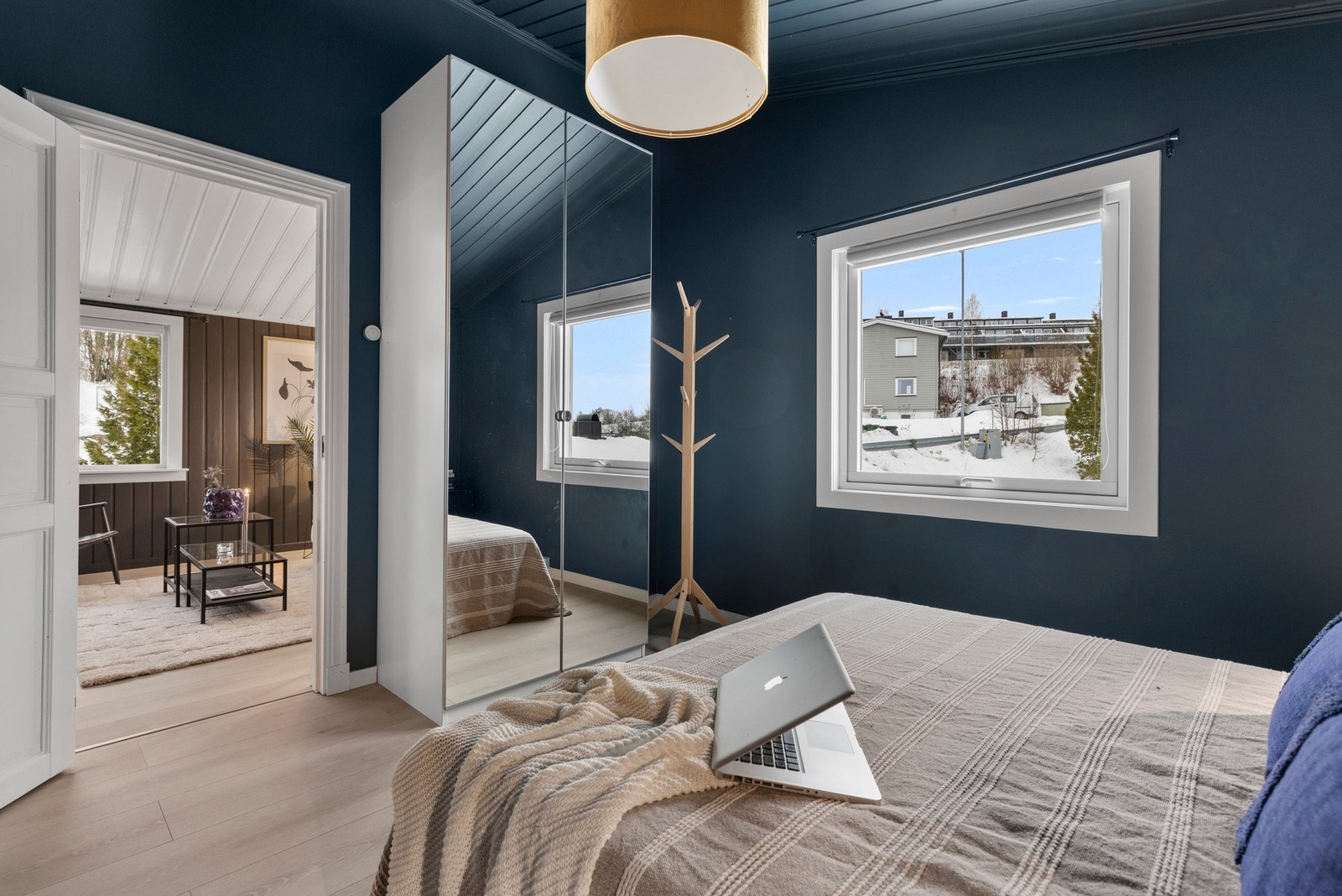 Rommet har god plass til dobbeltseng, og har et medfølgende garderobeskap. Galleribilde